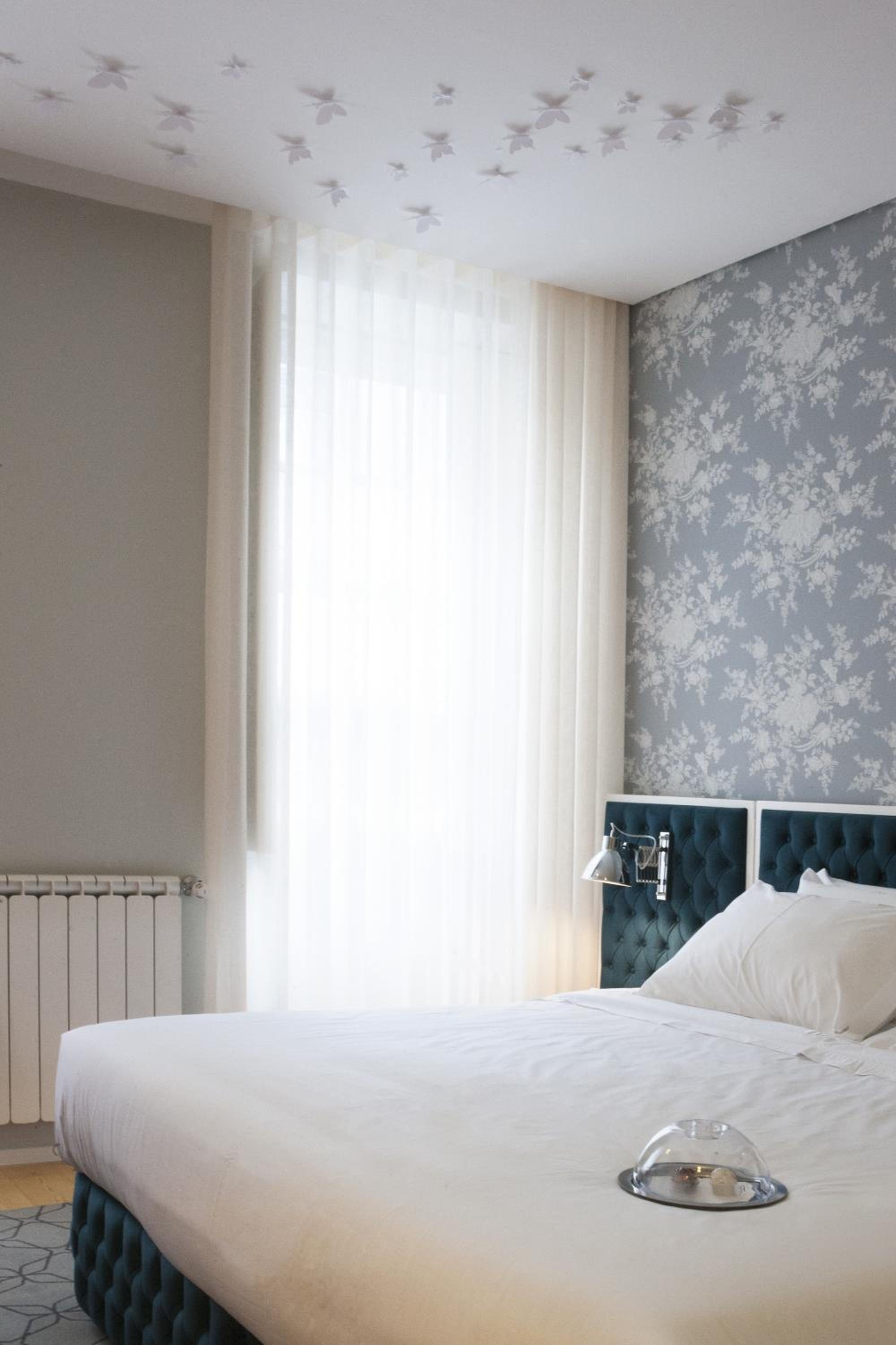 Double or Twin Room with City View - Photo 3