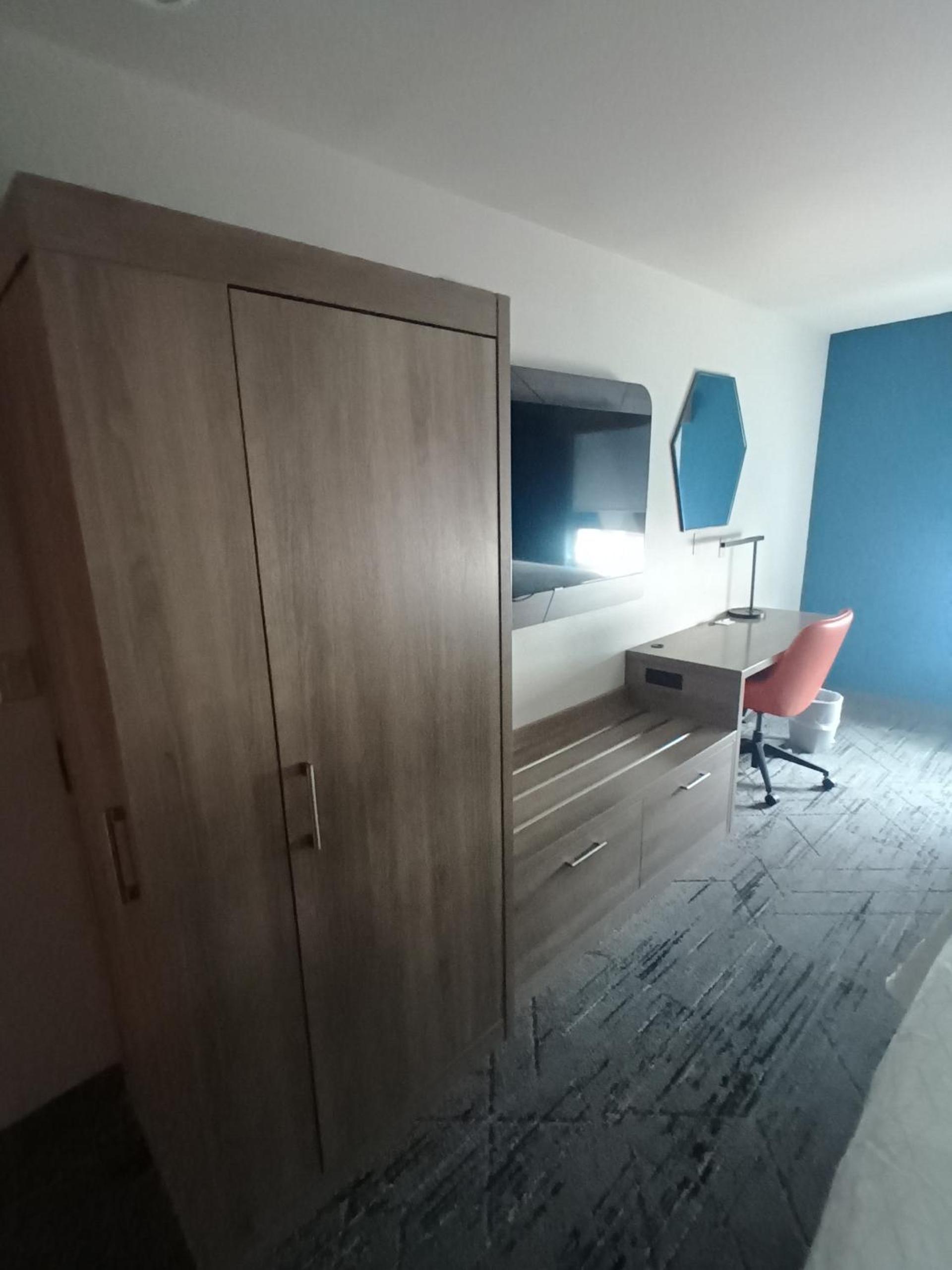 Standard King Room - Photo 5