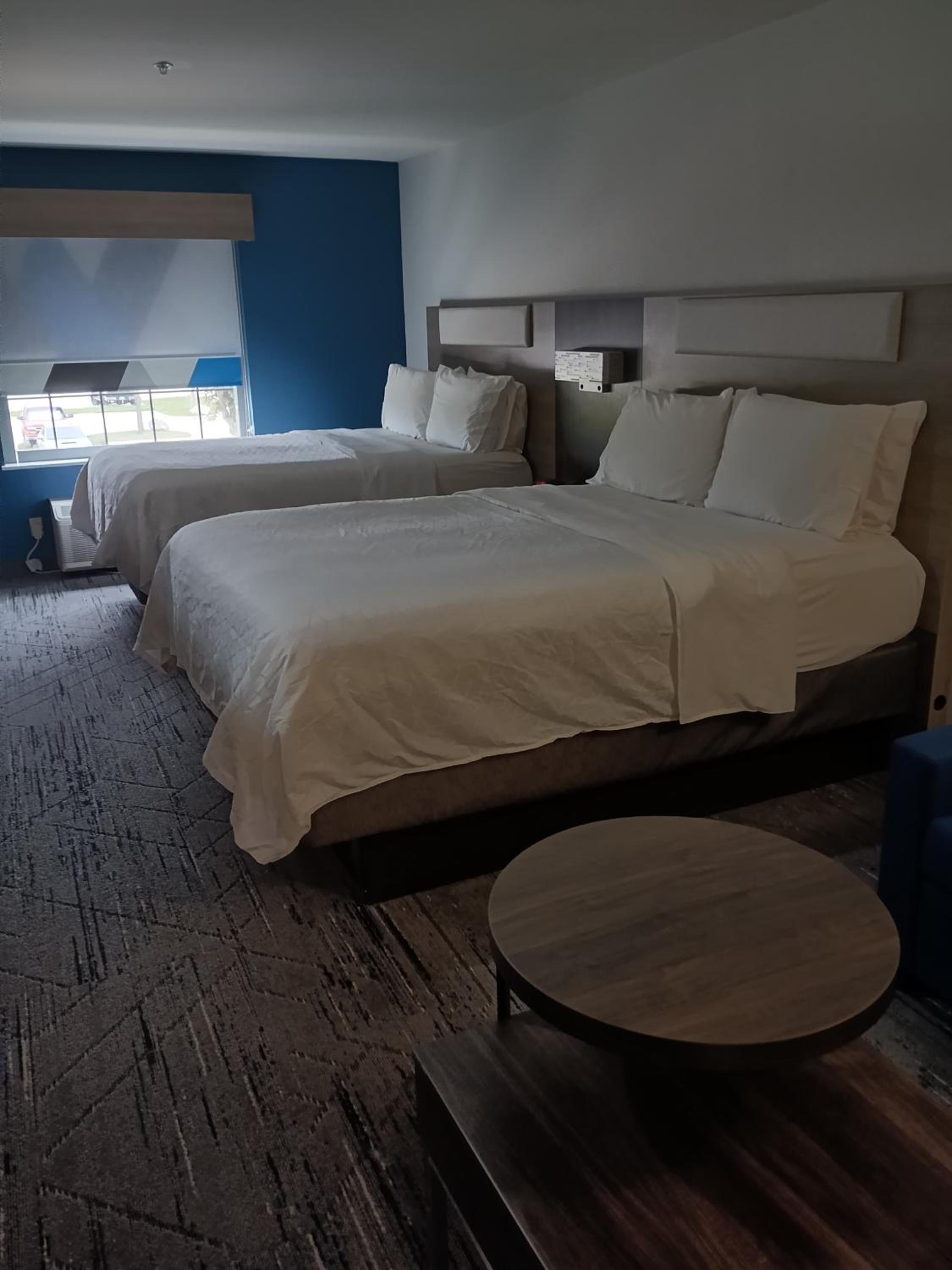 Standard Room with Two Queen Beds - Photo 2