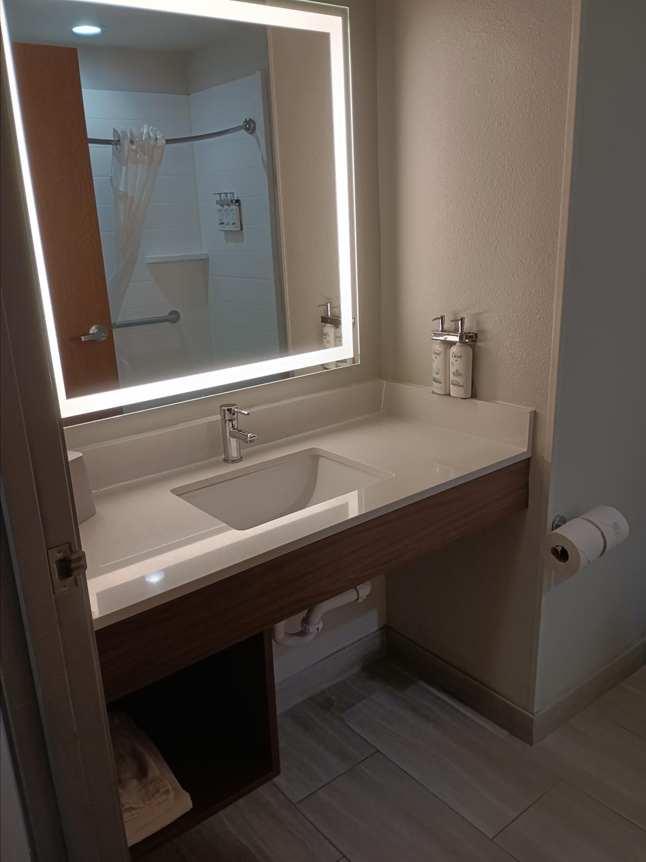 Standard King Room - Photo 6
