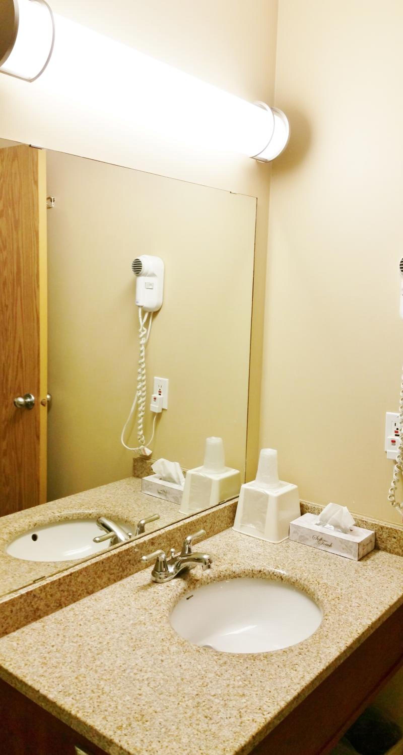 Queen Room photo 2
