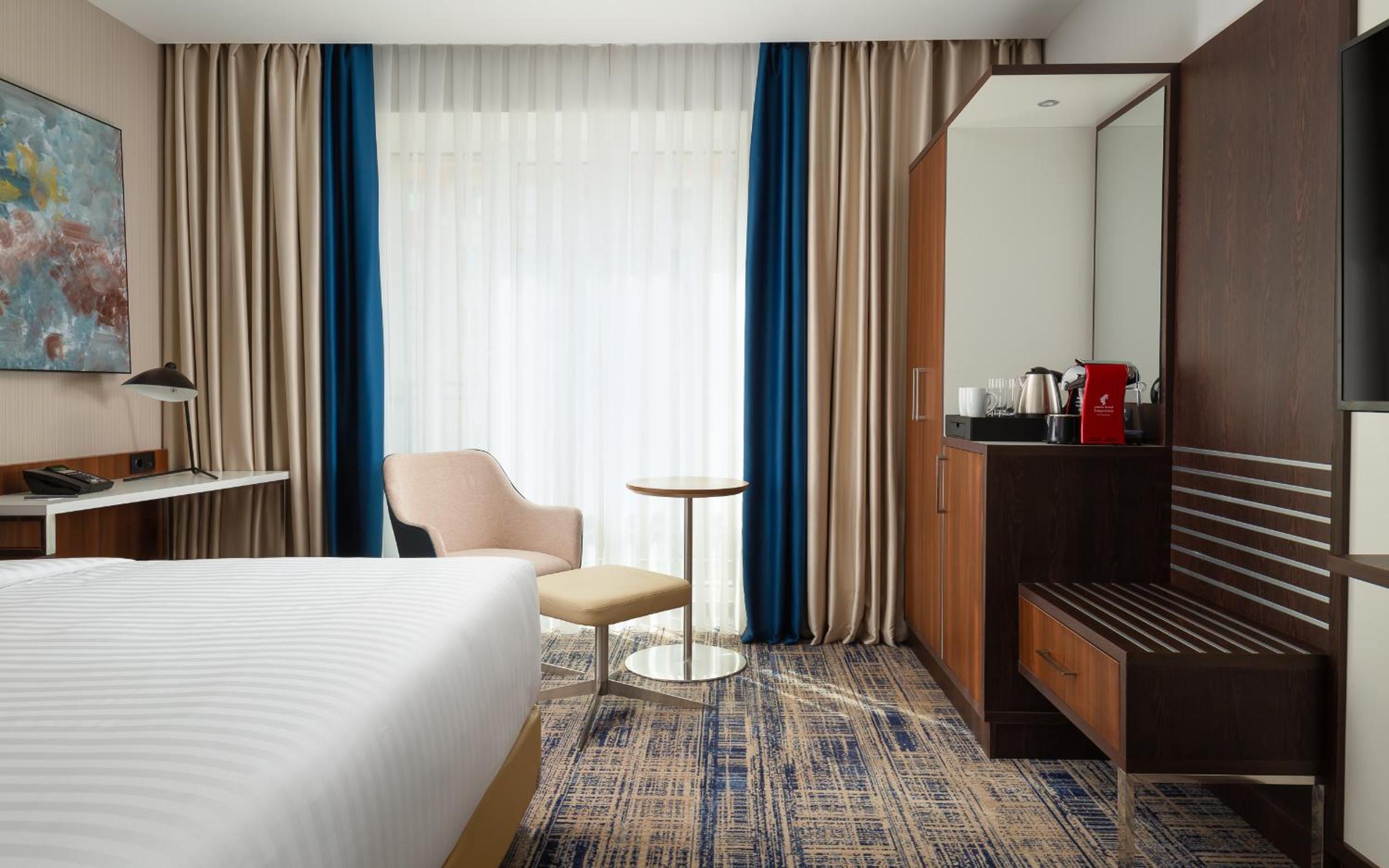 Family suite with 1 King, Sofa bed, City view photo 2