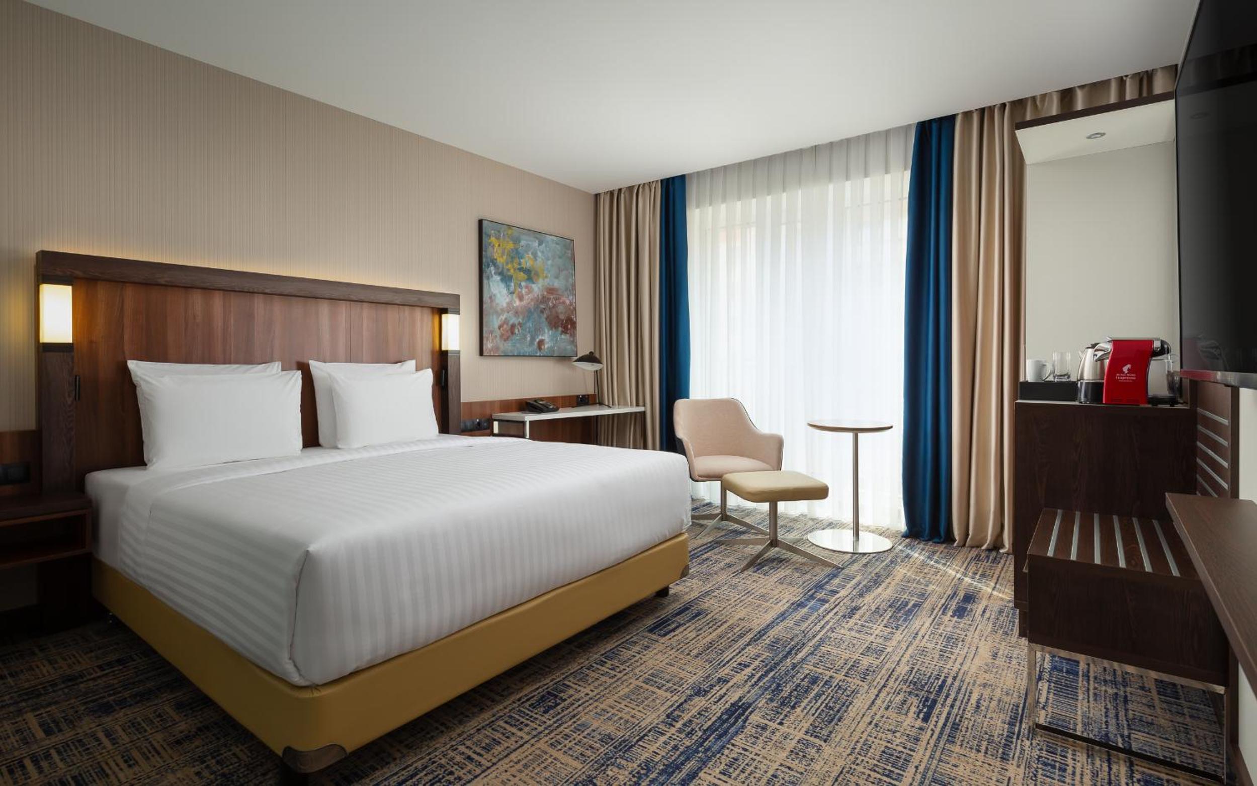 Suite with 1 King, Sofa bed, City view photo 1