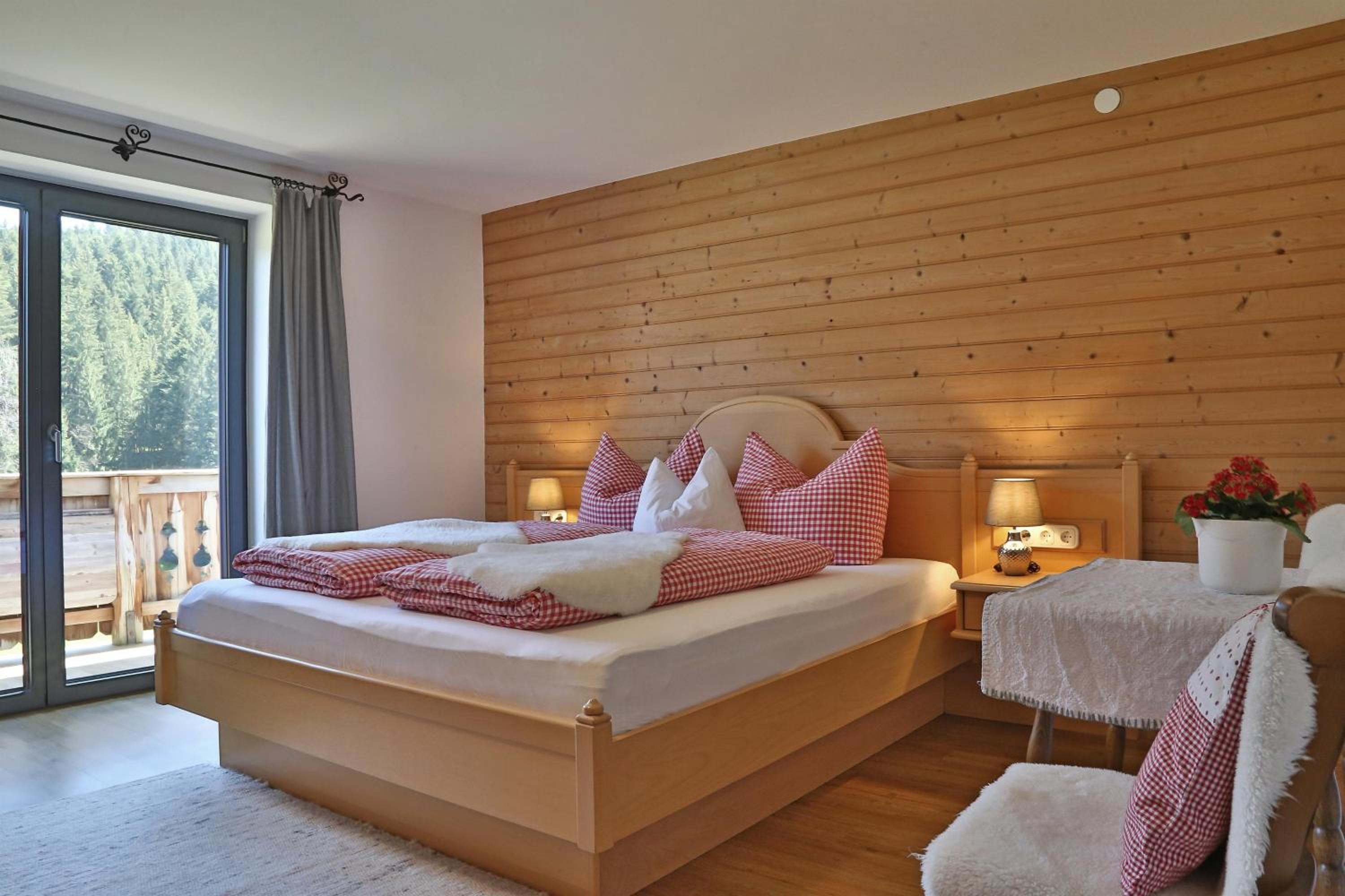 One-Bedroom Apartment with Shower photo 1