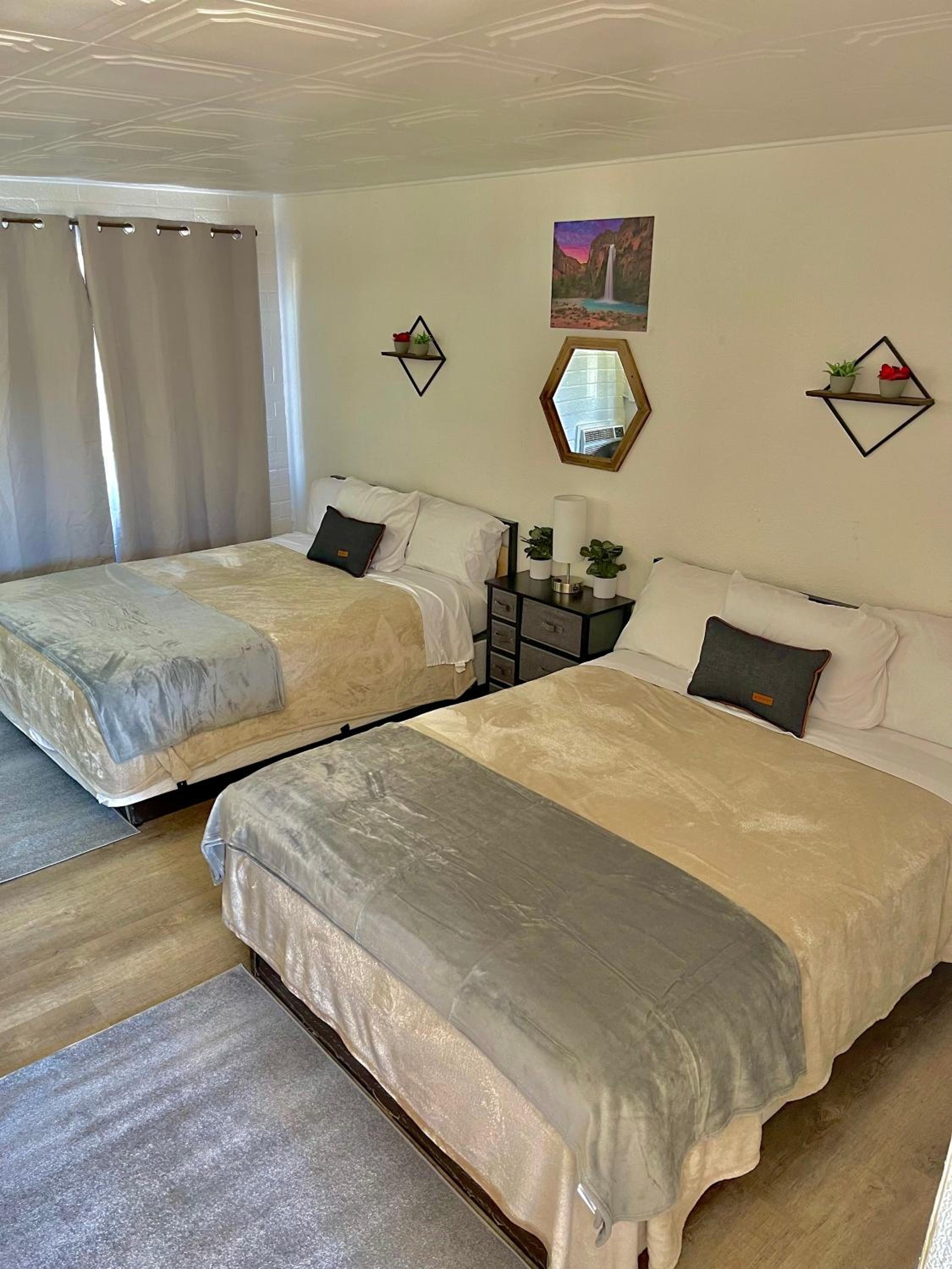Queen Room with Two Queen Beds - Photo 15