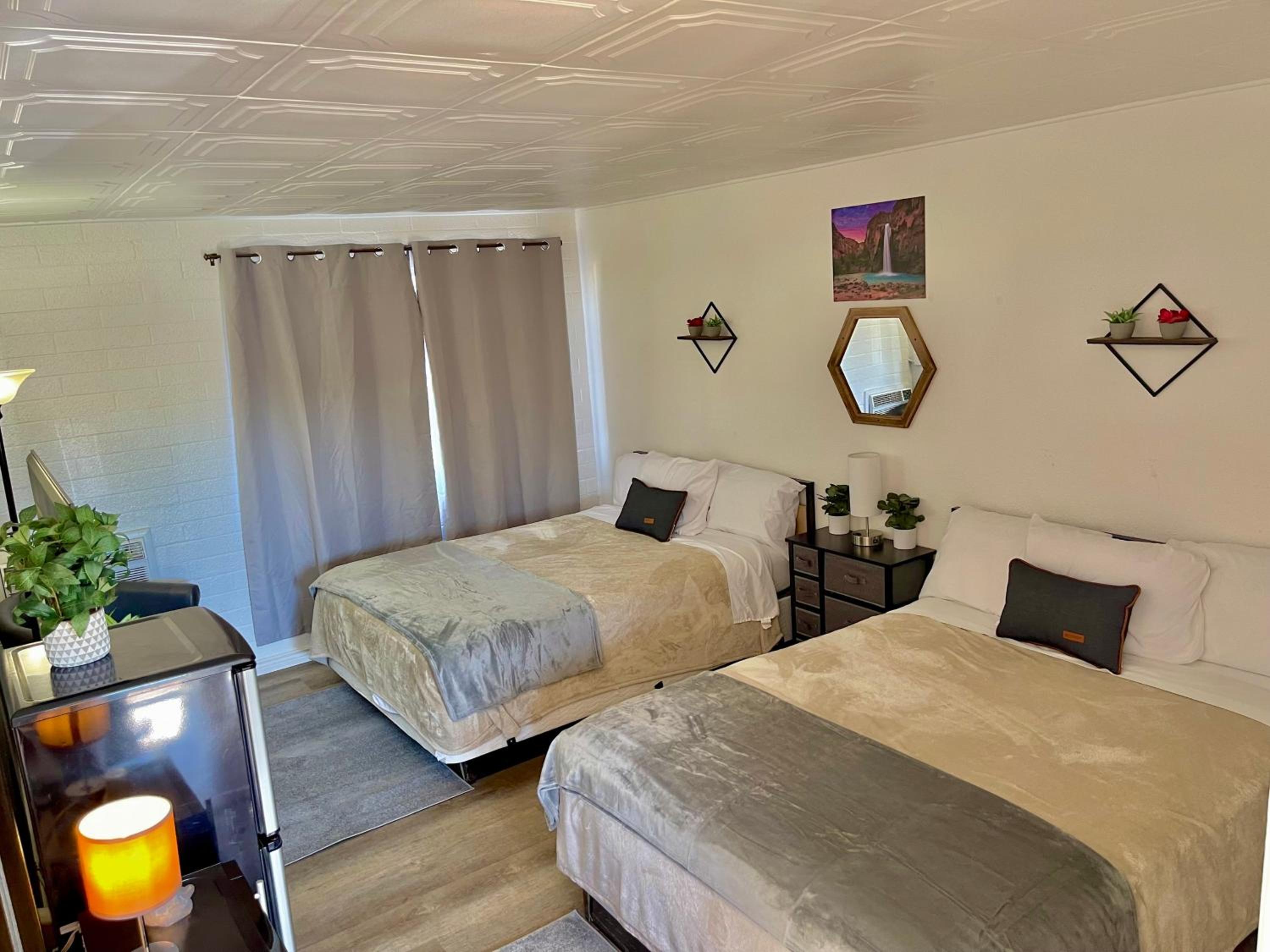 Queen Room with Two Queen Beds - Photo 20