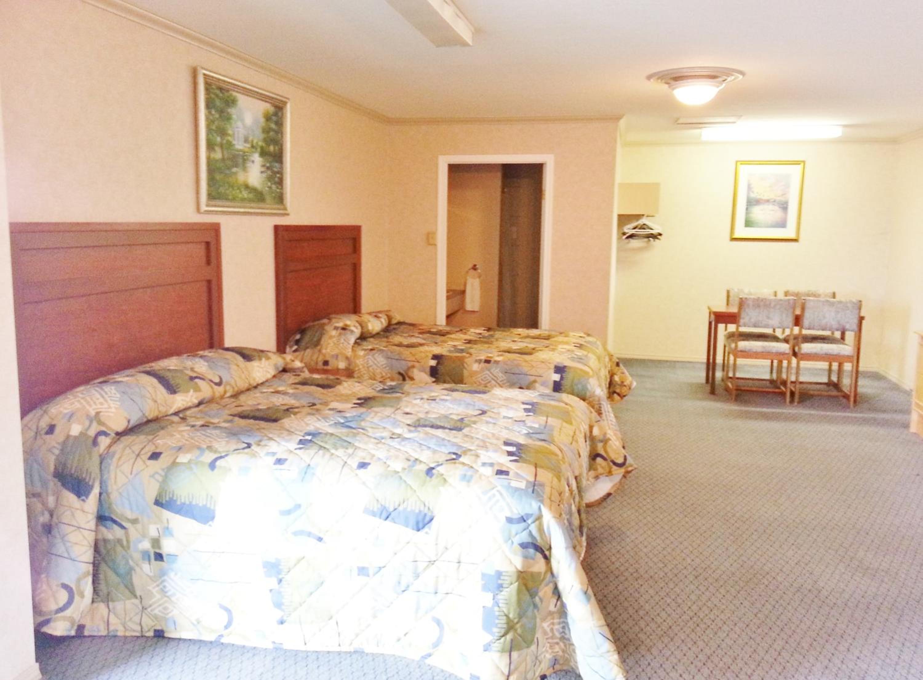 Queen Room with Two Queen Beds - Photo 18