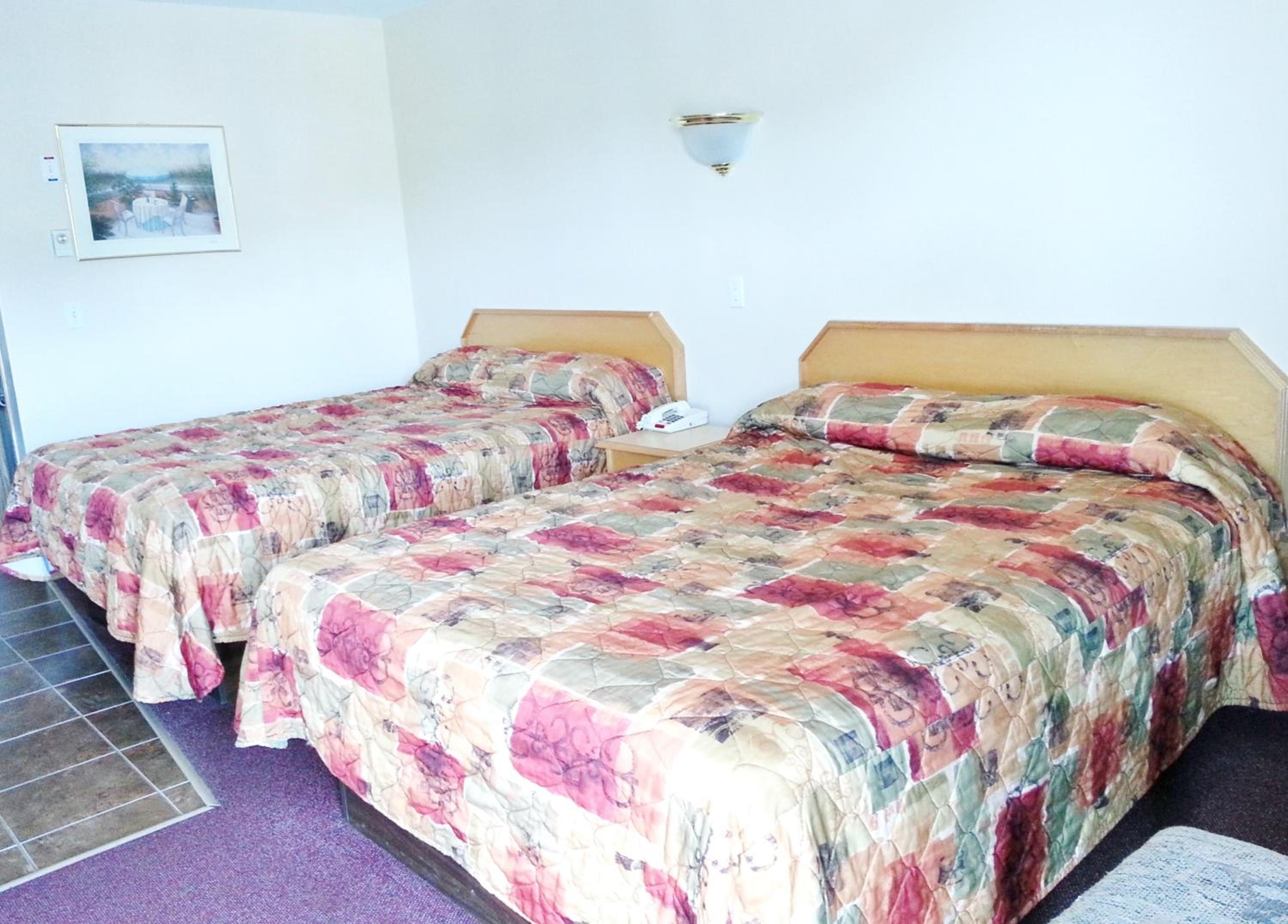 Queen Room with Two Queen Beds - Photo 19