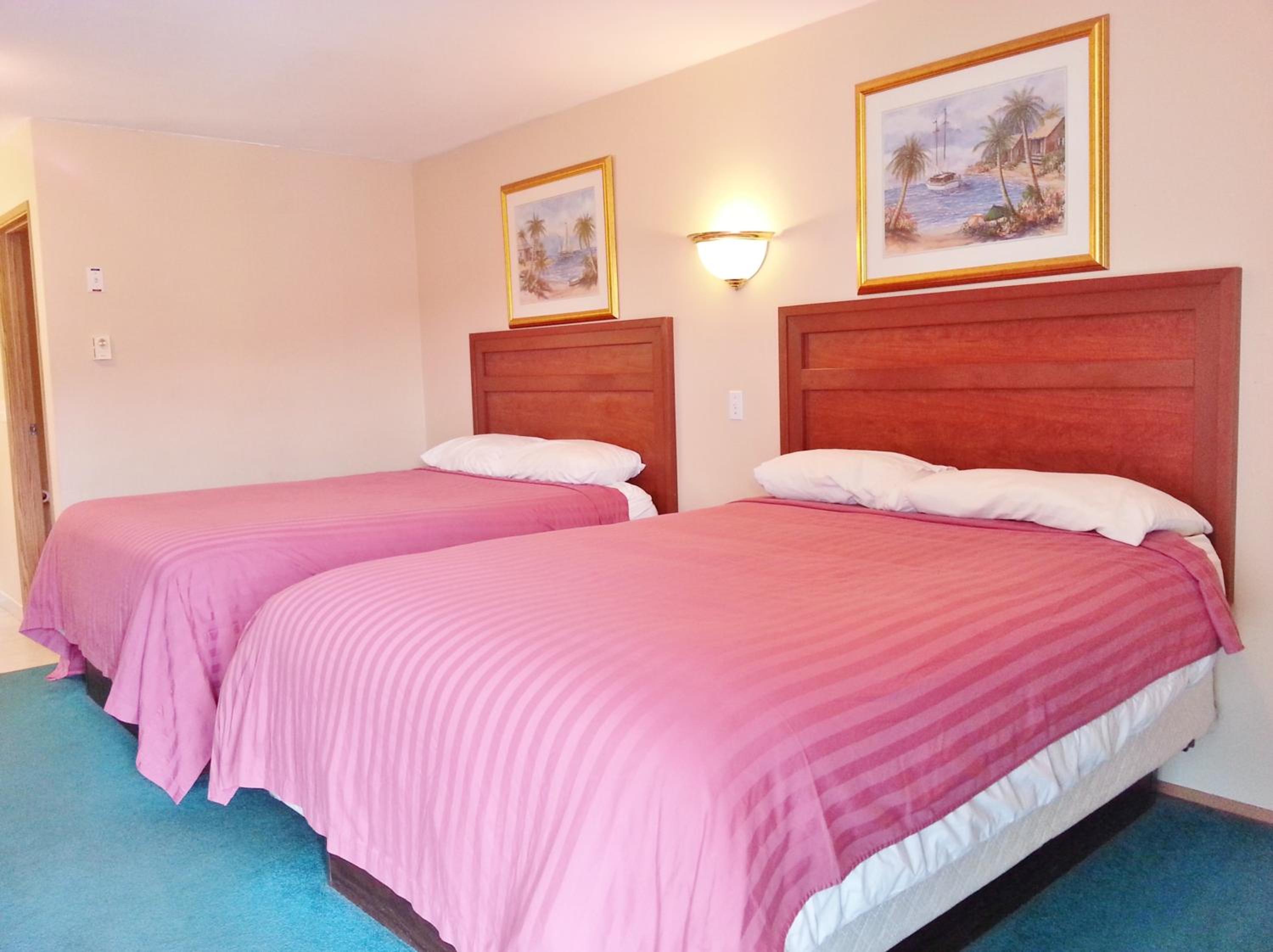 Queen Room with Two Queen Beds - Photo 15