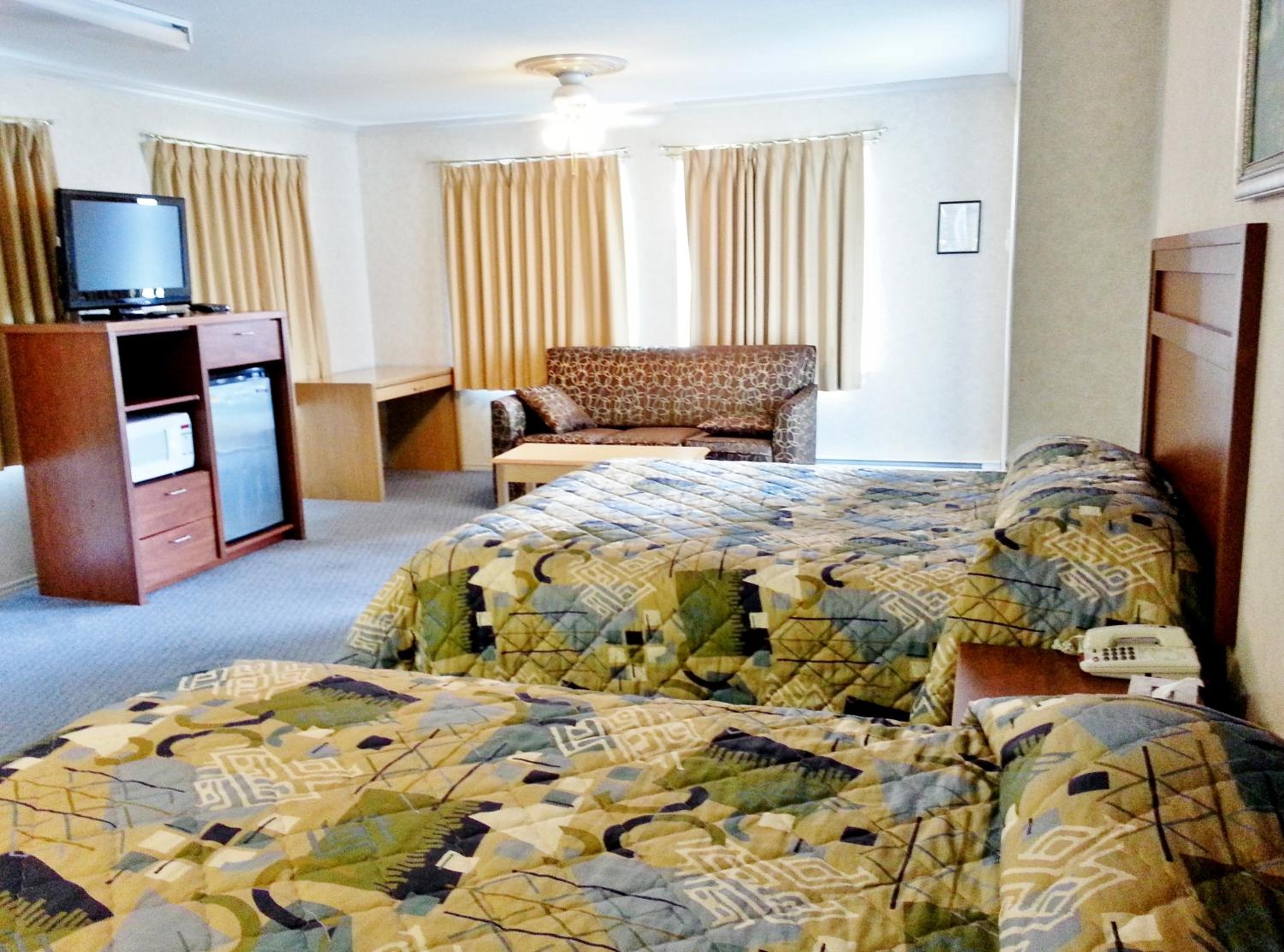 Queen Room with Two Queen Beds - Photo 2