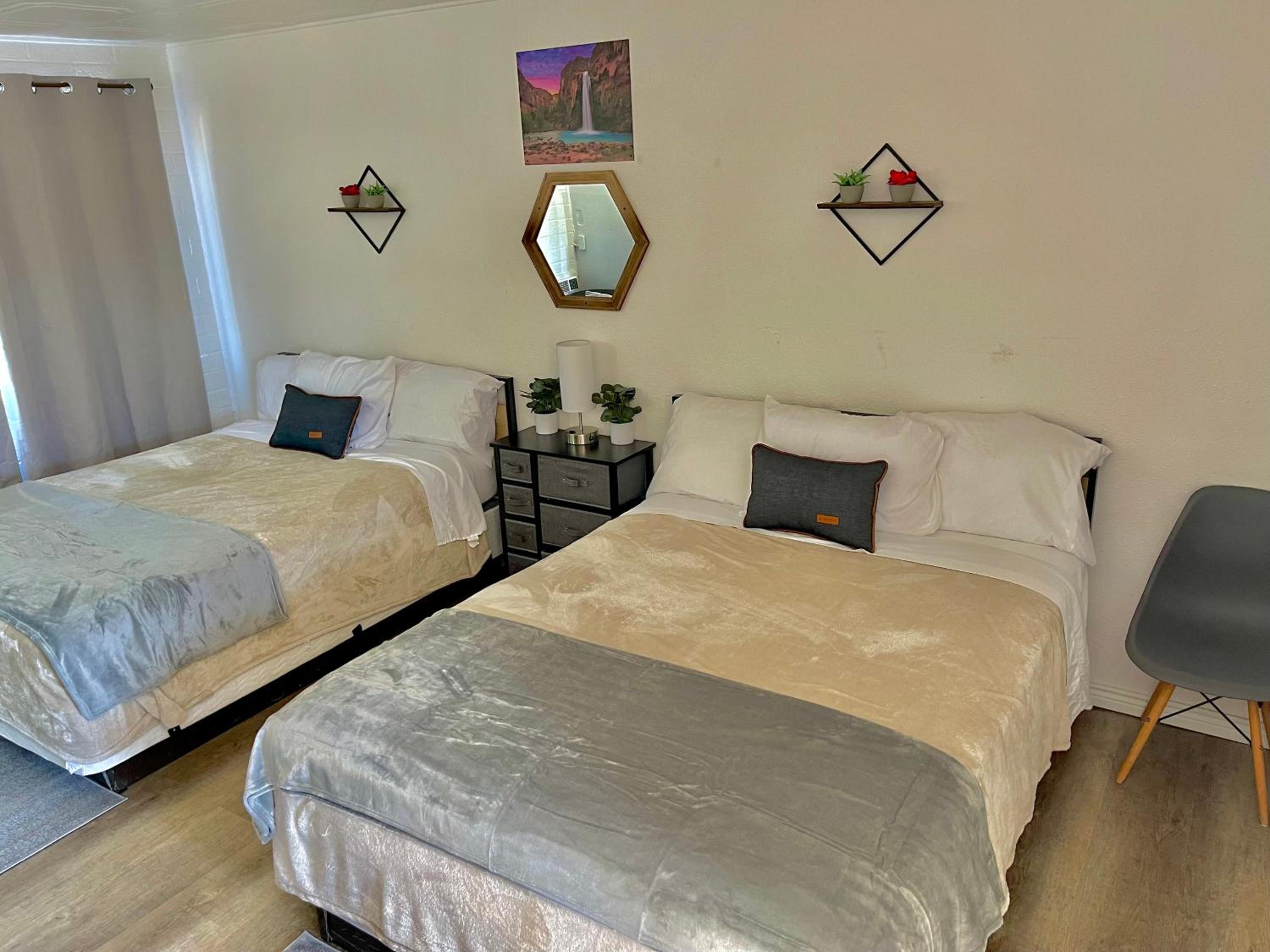 Queen Room with Two Queen Beds - Photo 14