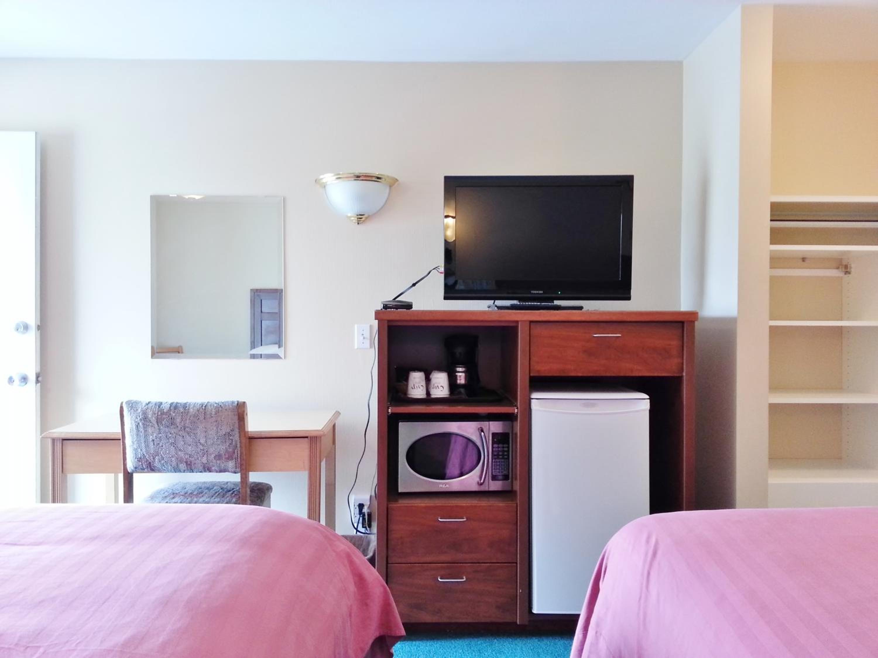 Queen Room with Two Queen Beds - Photo 16