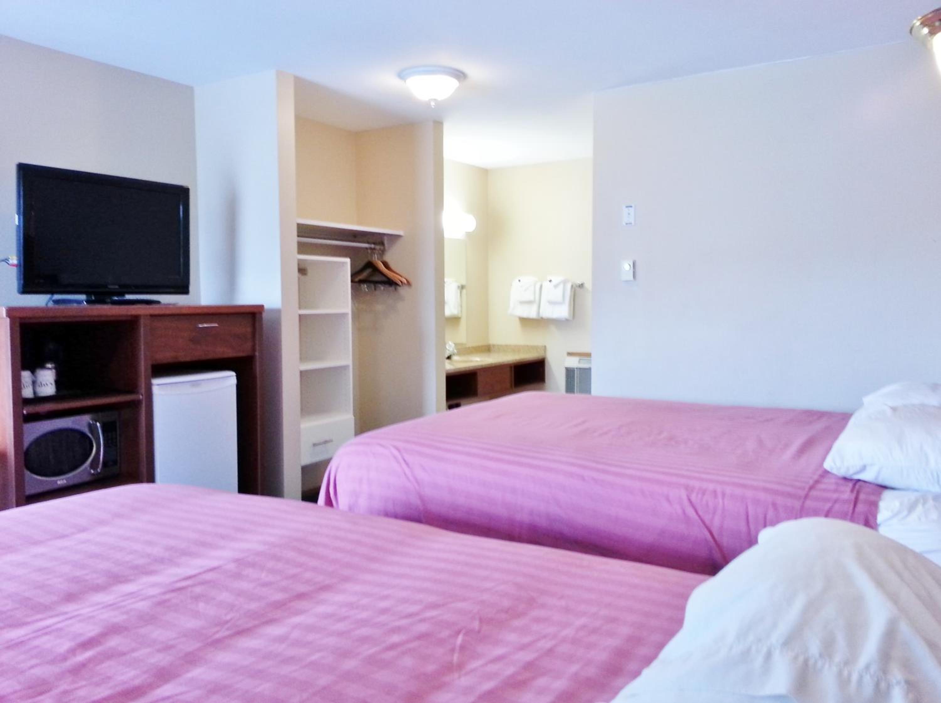 Queen Room with Two Queen Beds - Photo 17