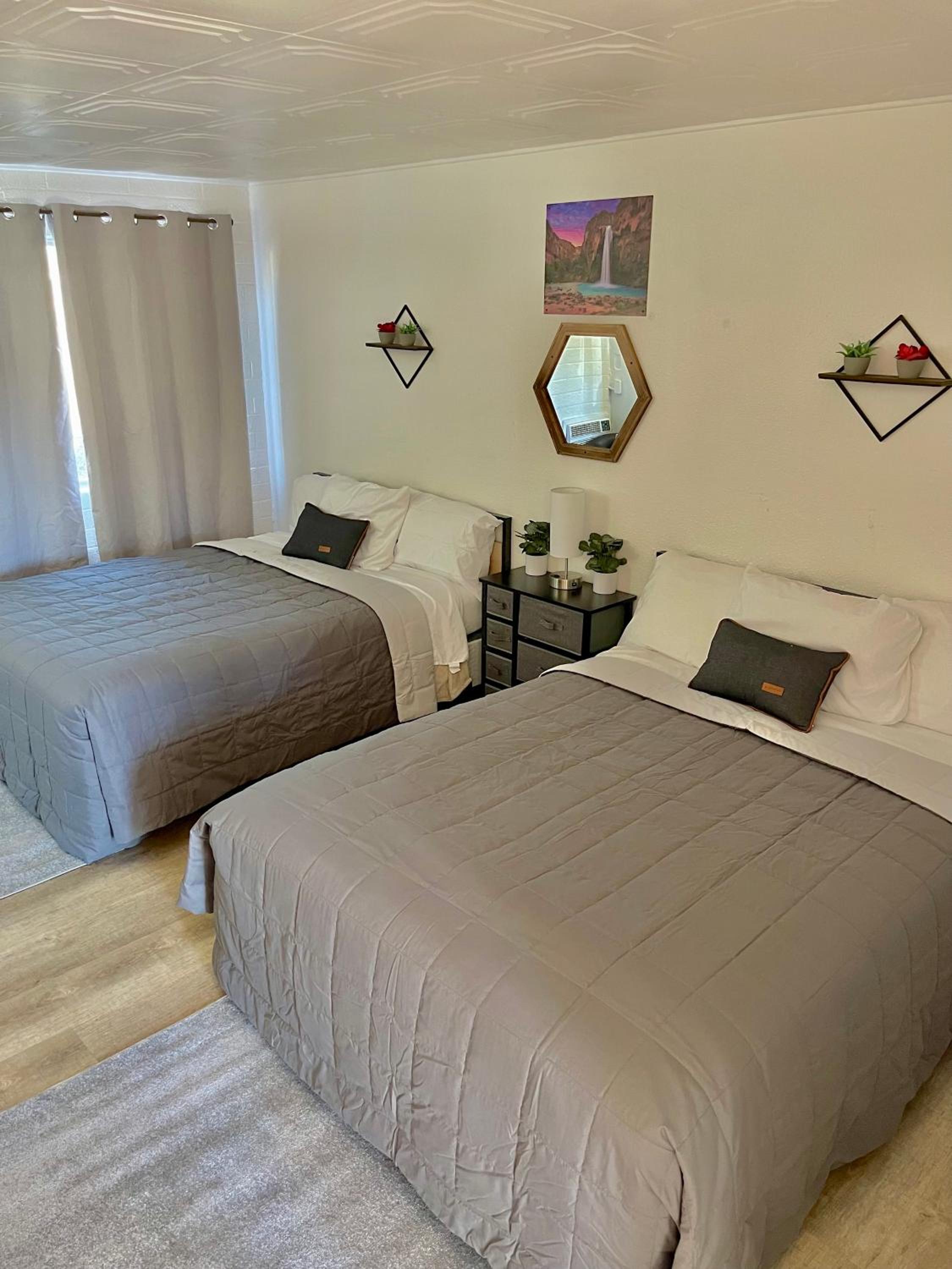 Queen Room with Two Queen Beds - Photo 12