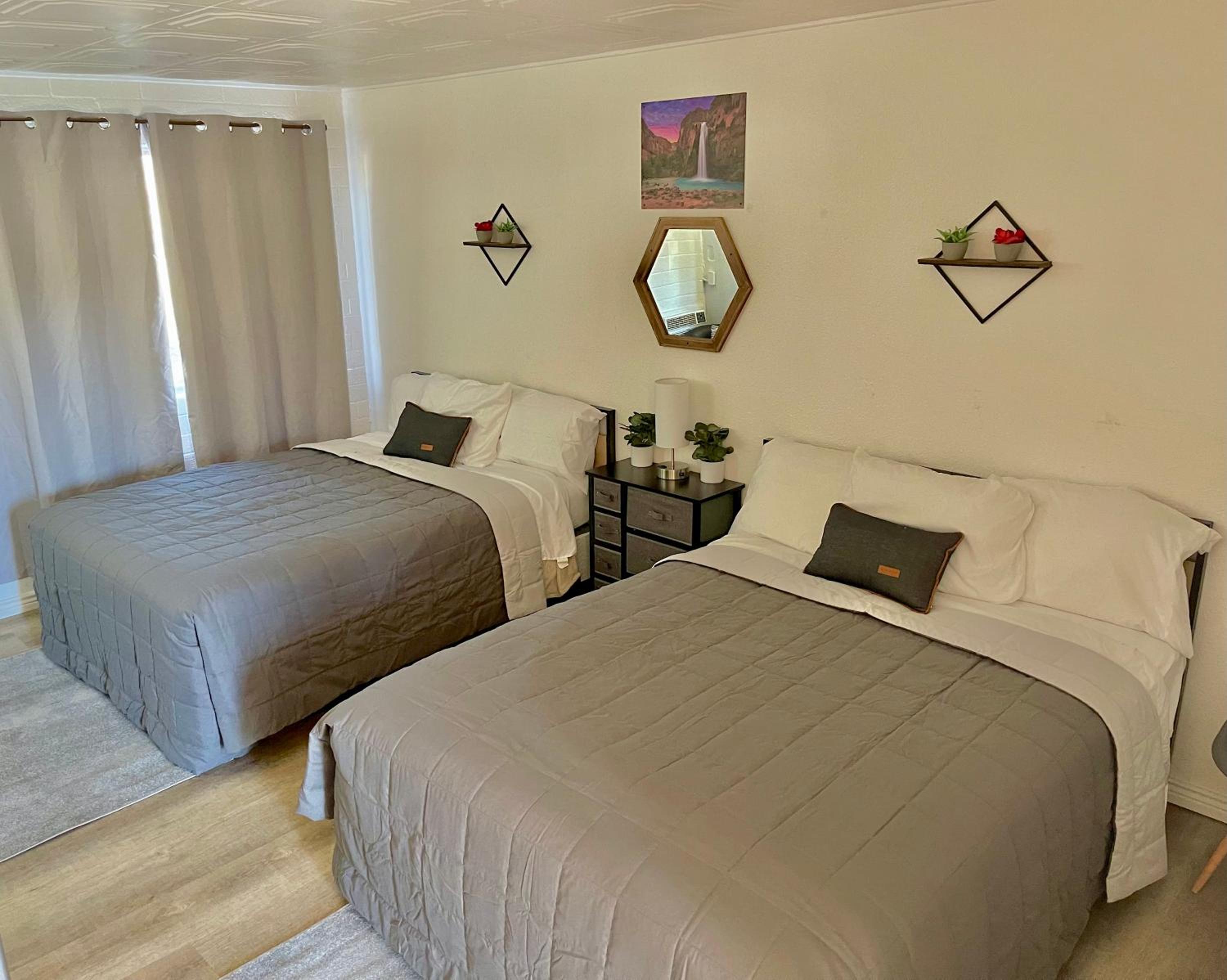 Queen Room with Two Queen Beds - Photo 11
