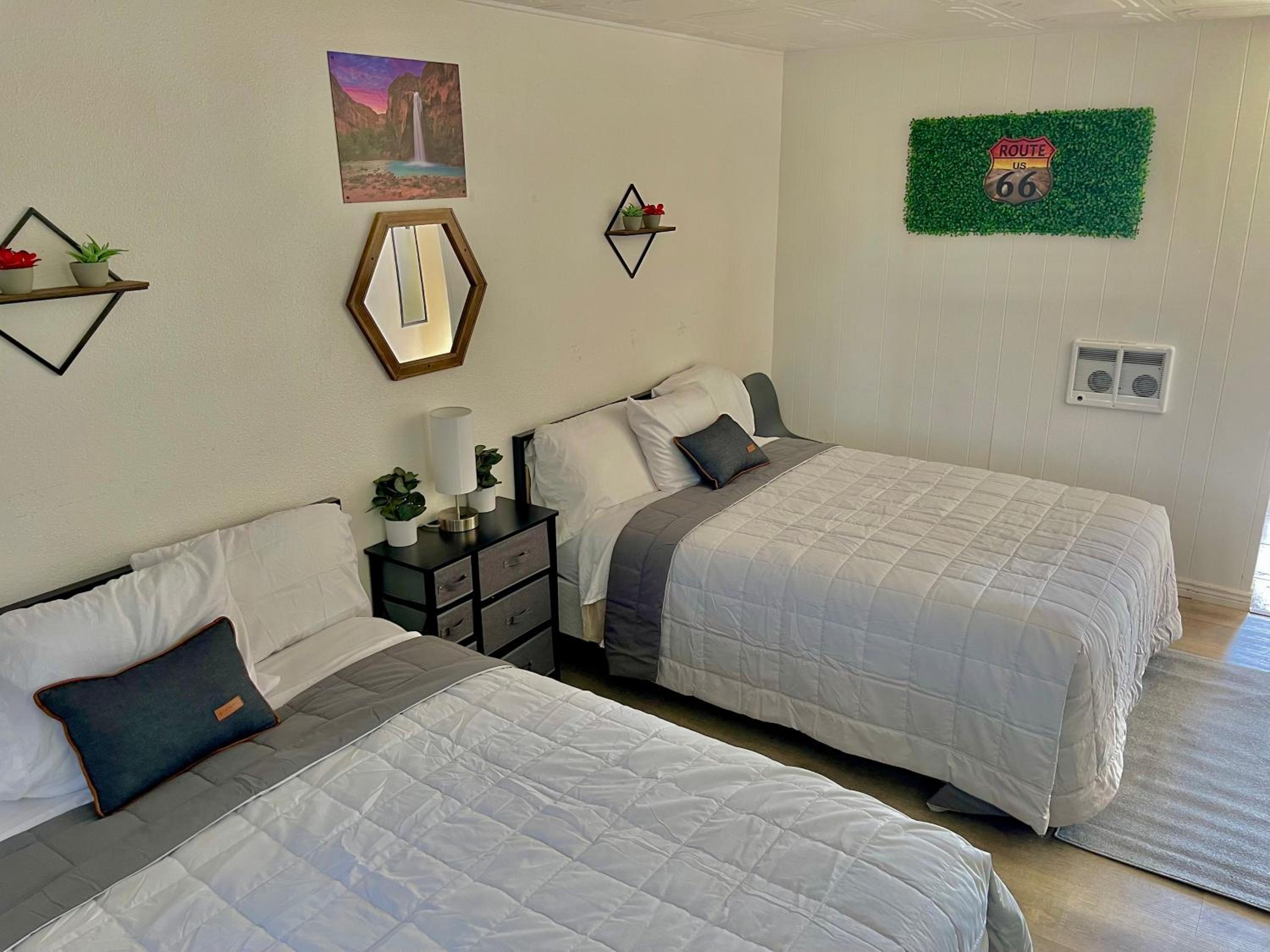 Queen Room with Two Queen Beds - Photo 8