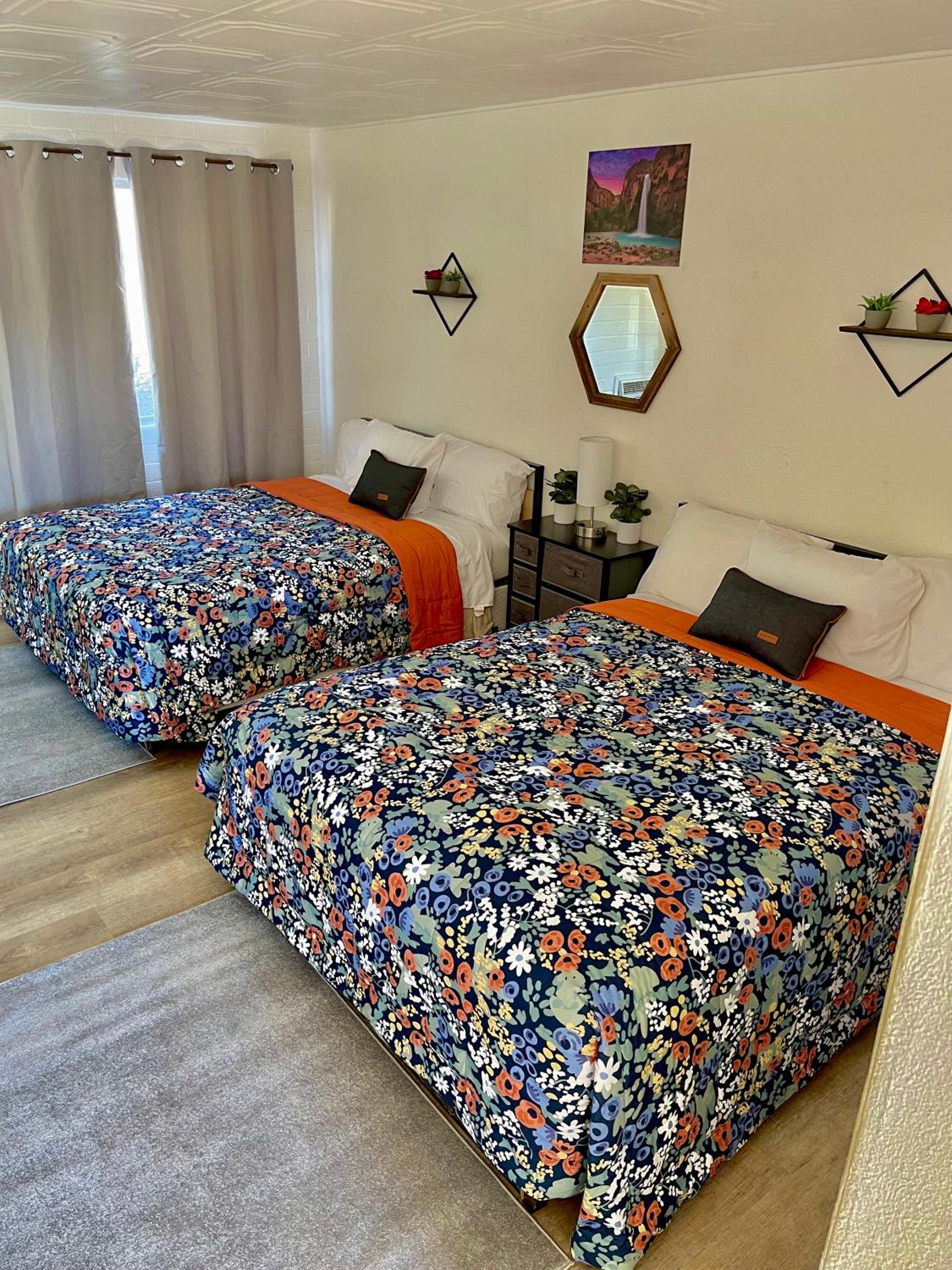Queen Room with Two Queen Beds - Photo 7
