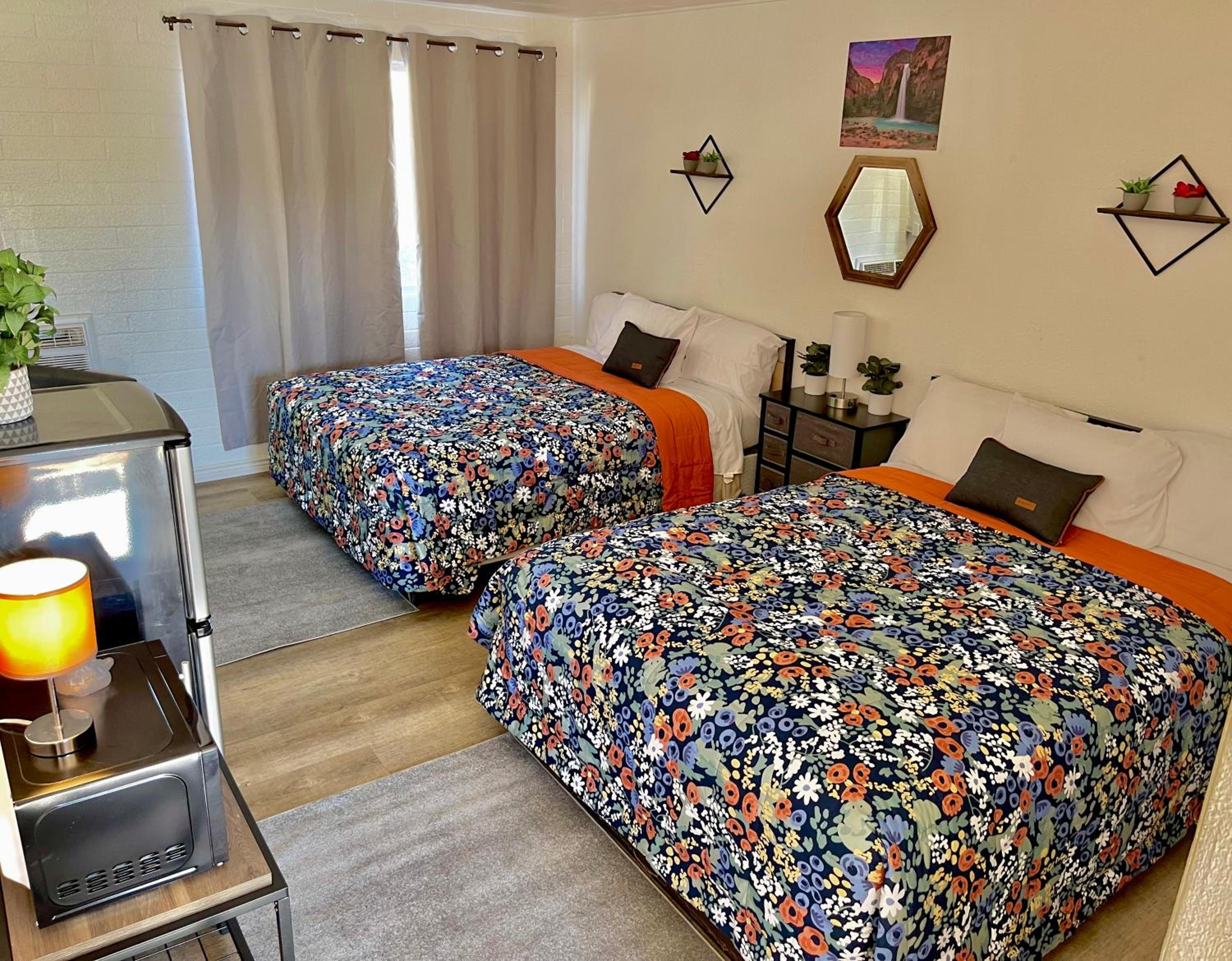 Queen Room with Two Queen Beds - Photo 6