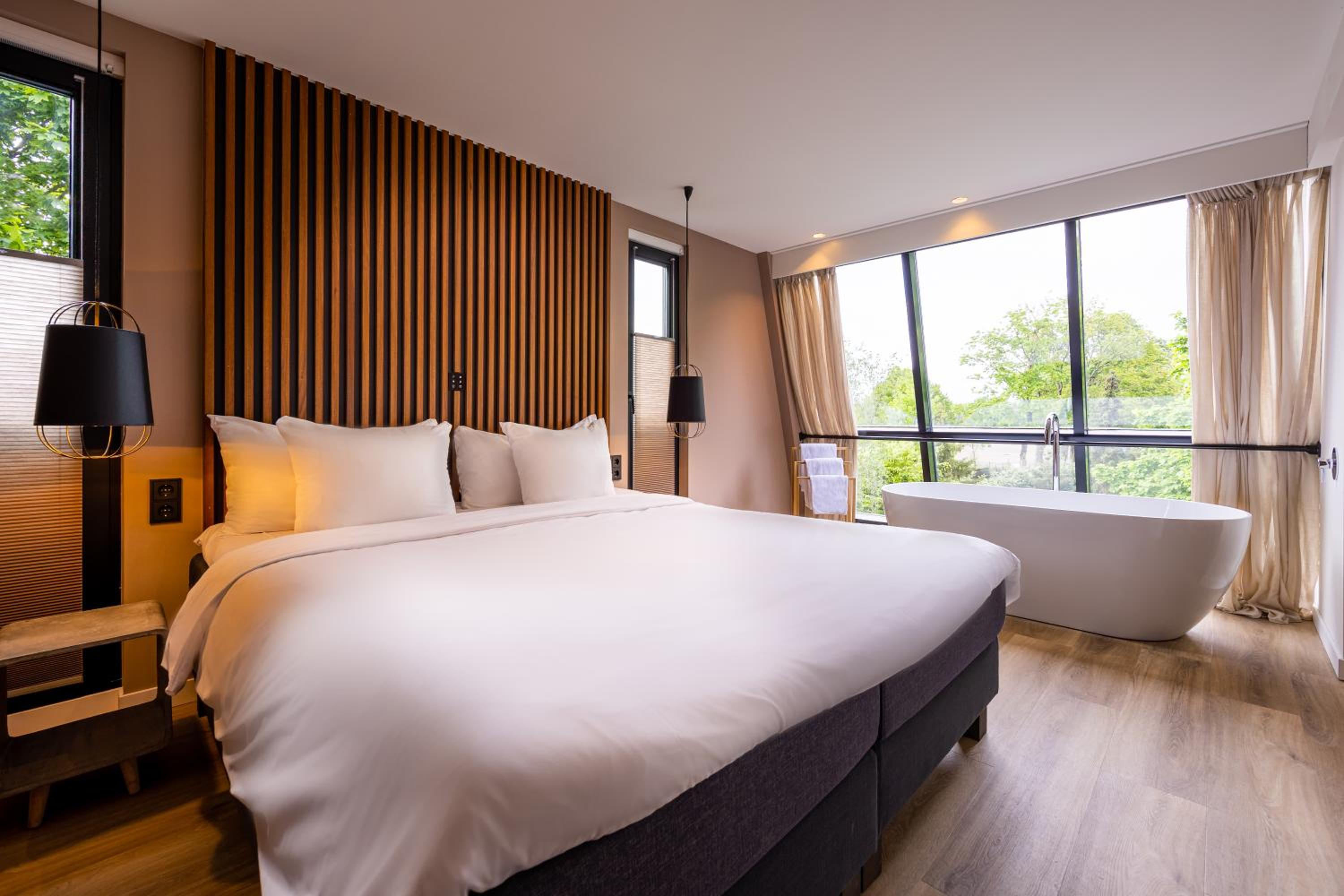 Deluxe Double Room with Bath - Photo 1
