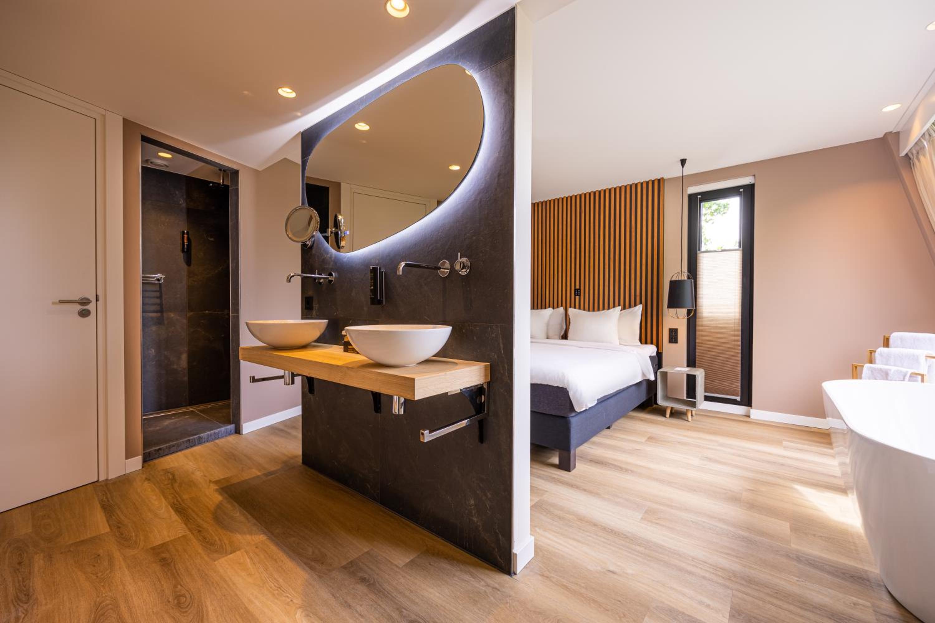 Deluxe Double Room with Bath - Photo 3