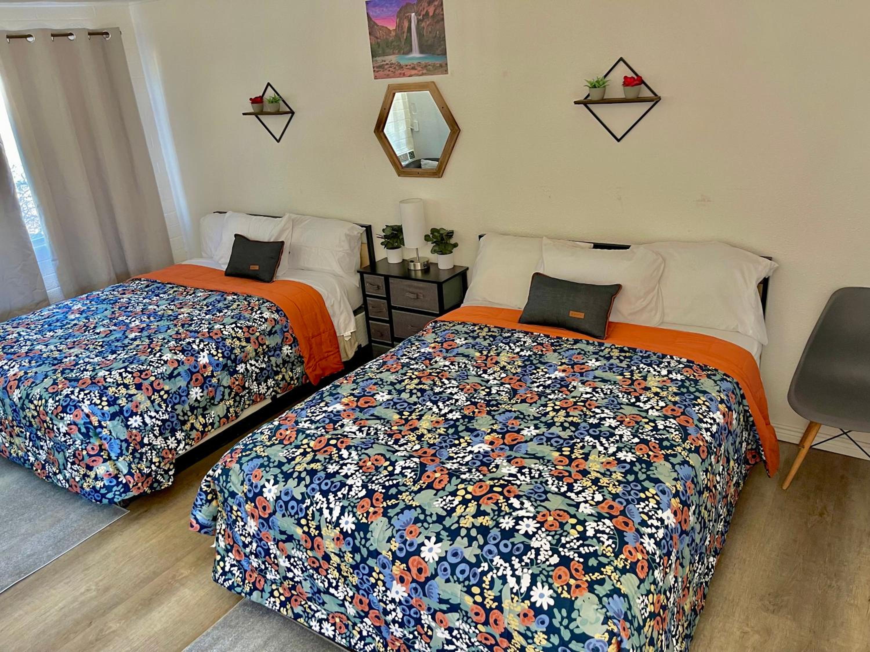 Queen Room with Two Queen Beds - Photo 5