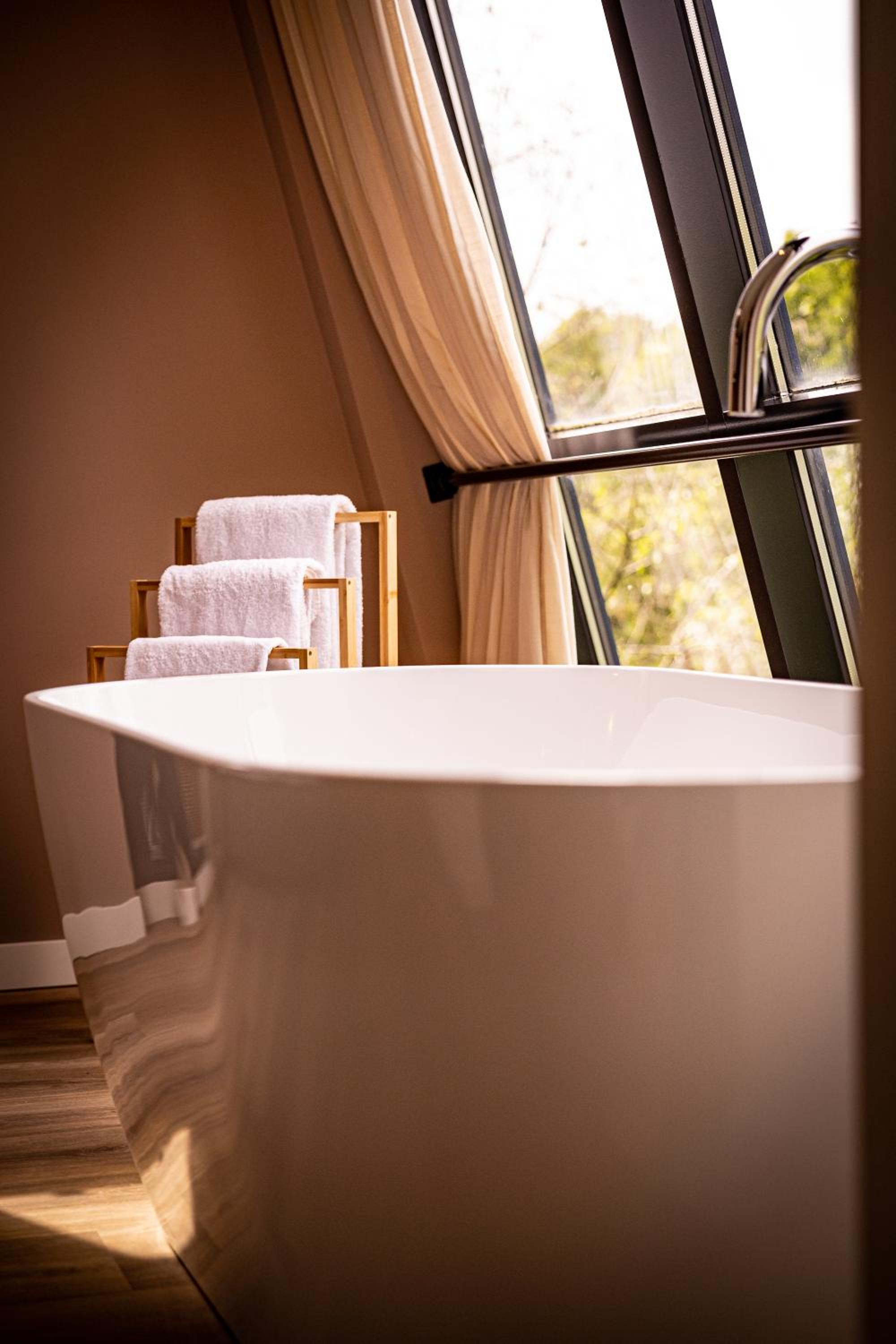 Deluxe Double Room with Bath - Photo 4