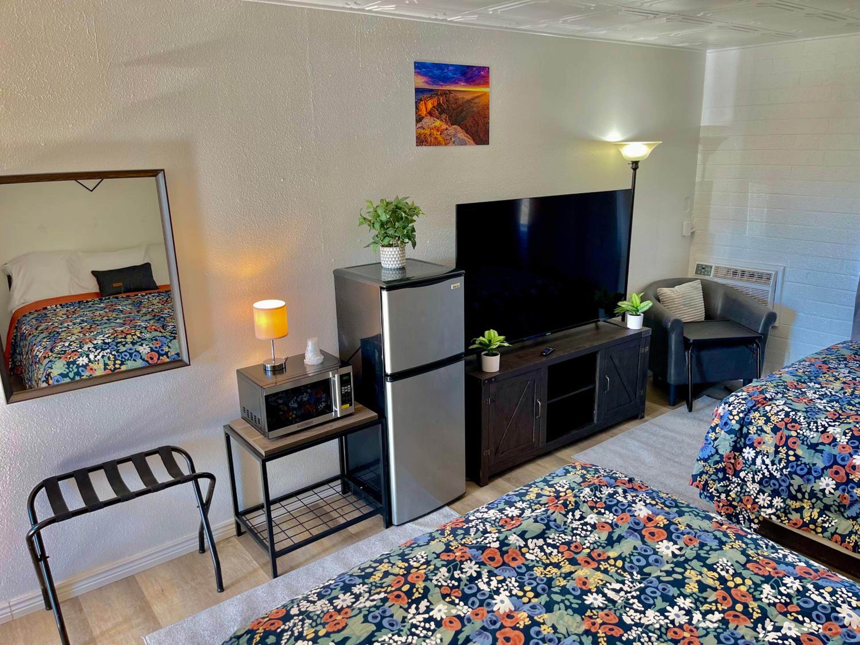 Queen Room with Two Queen Beds - Photo 4