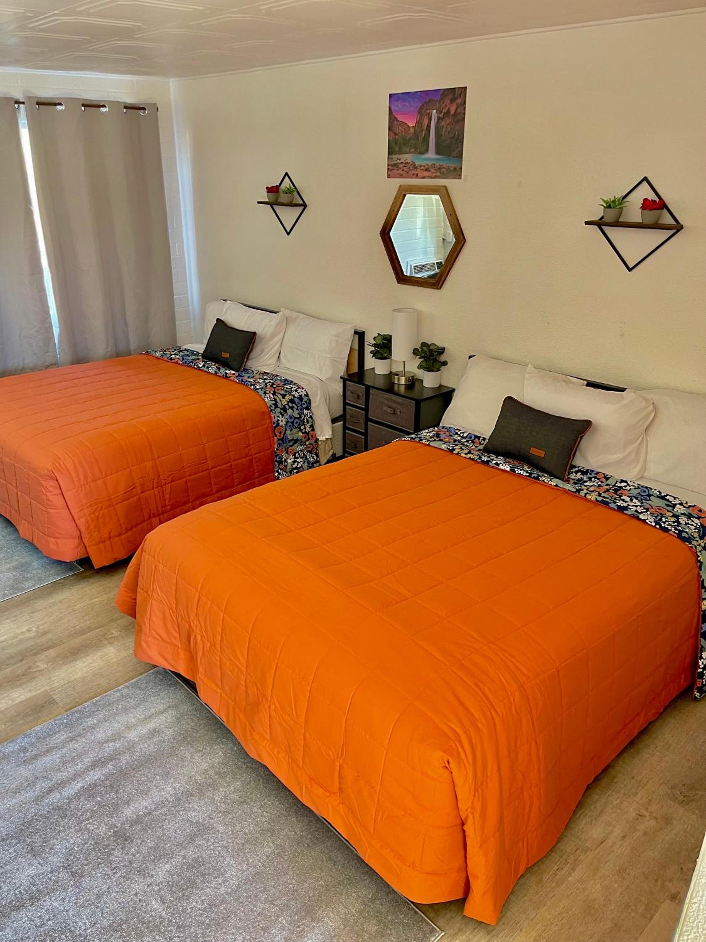 Queen Room with Two Queen Beds - Photo 3