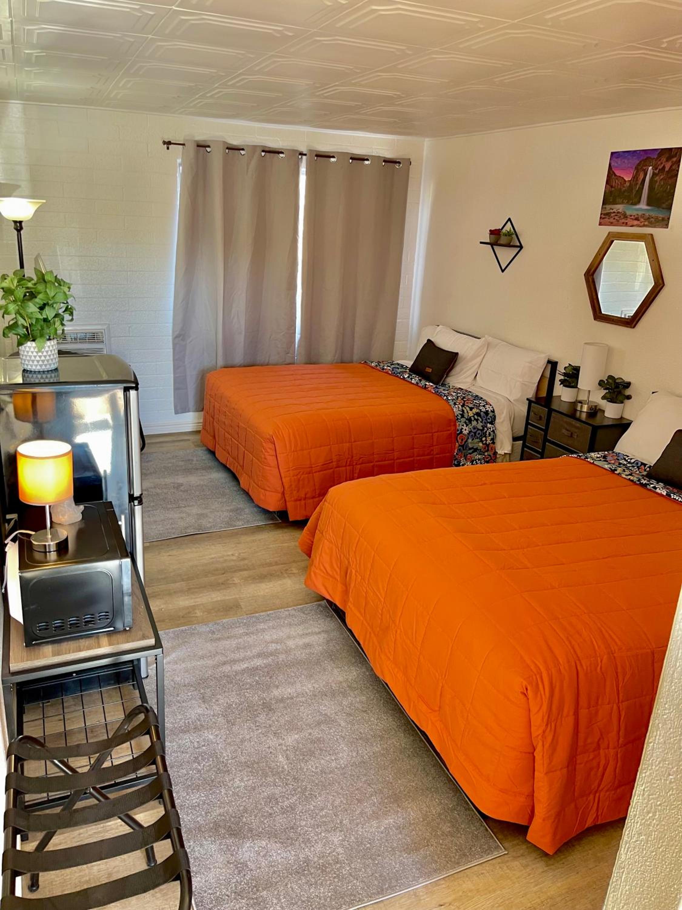Queen Room with Two Queen Beds - Photo 2