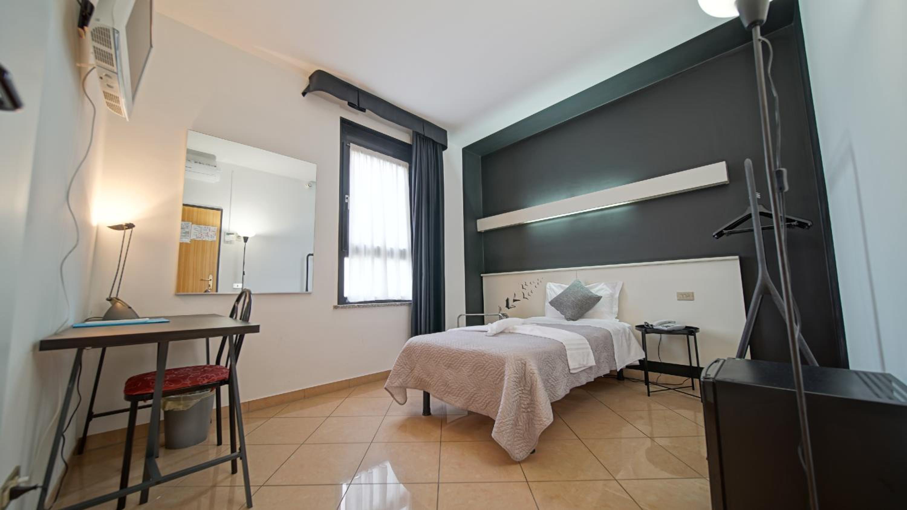 Single Room with Private Bathroom photo 2