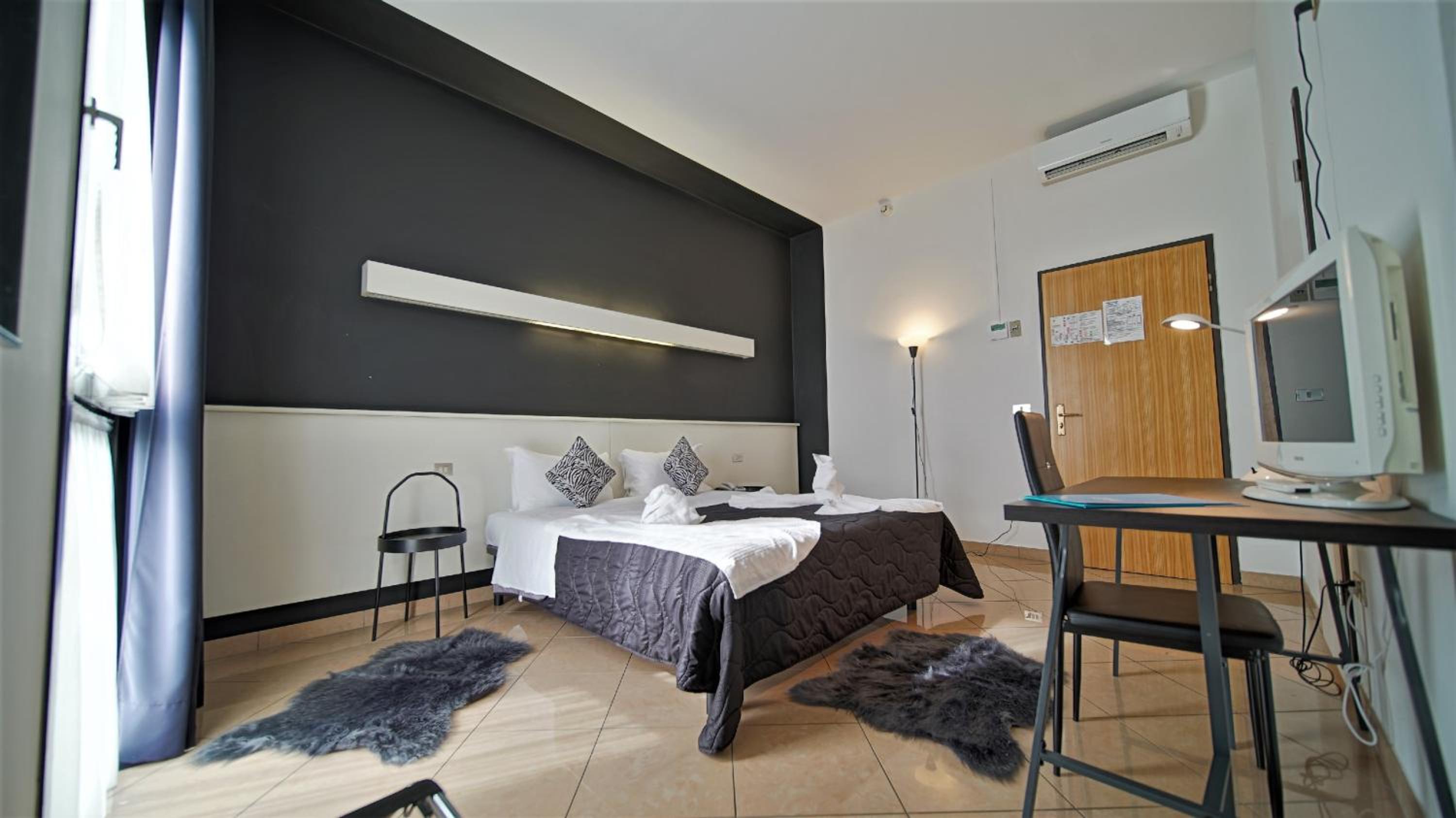 Double or Twin Room with Private Bathroom - Photo 2