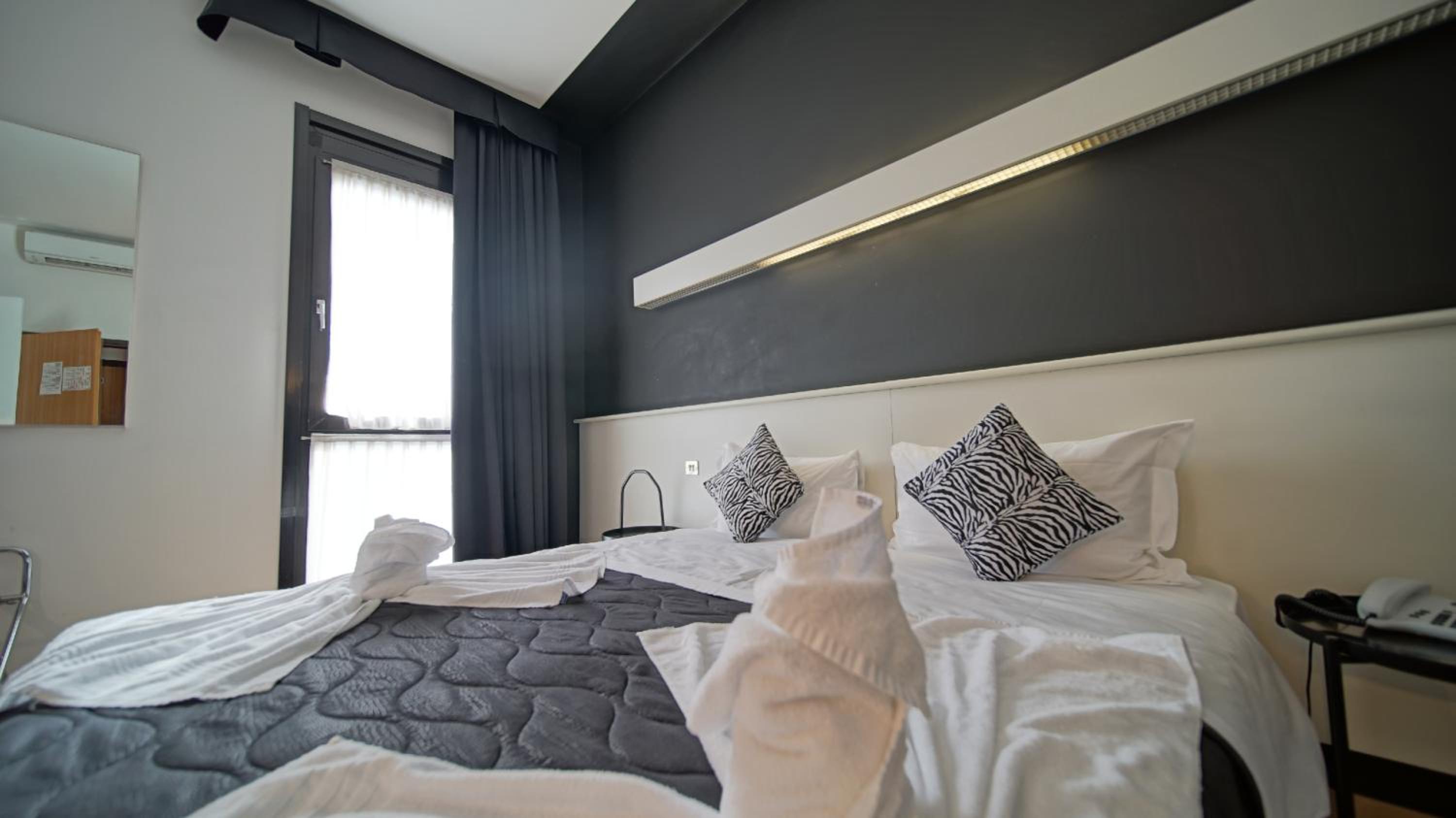 Double or Twin Room with Private Bathroom - Photo 5