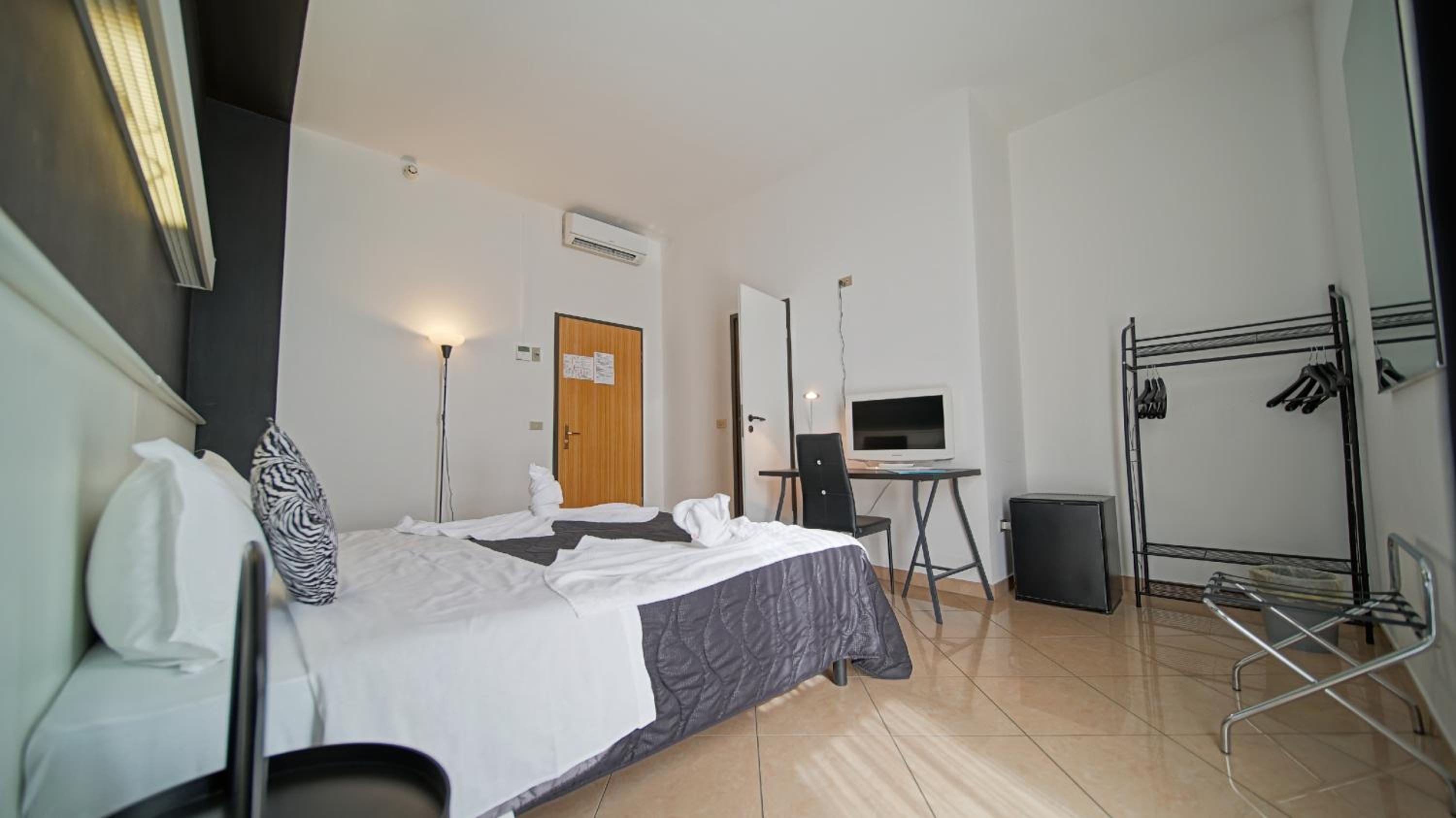 Double or Twin Room with Private Bathroom - Photo 4