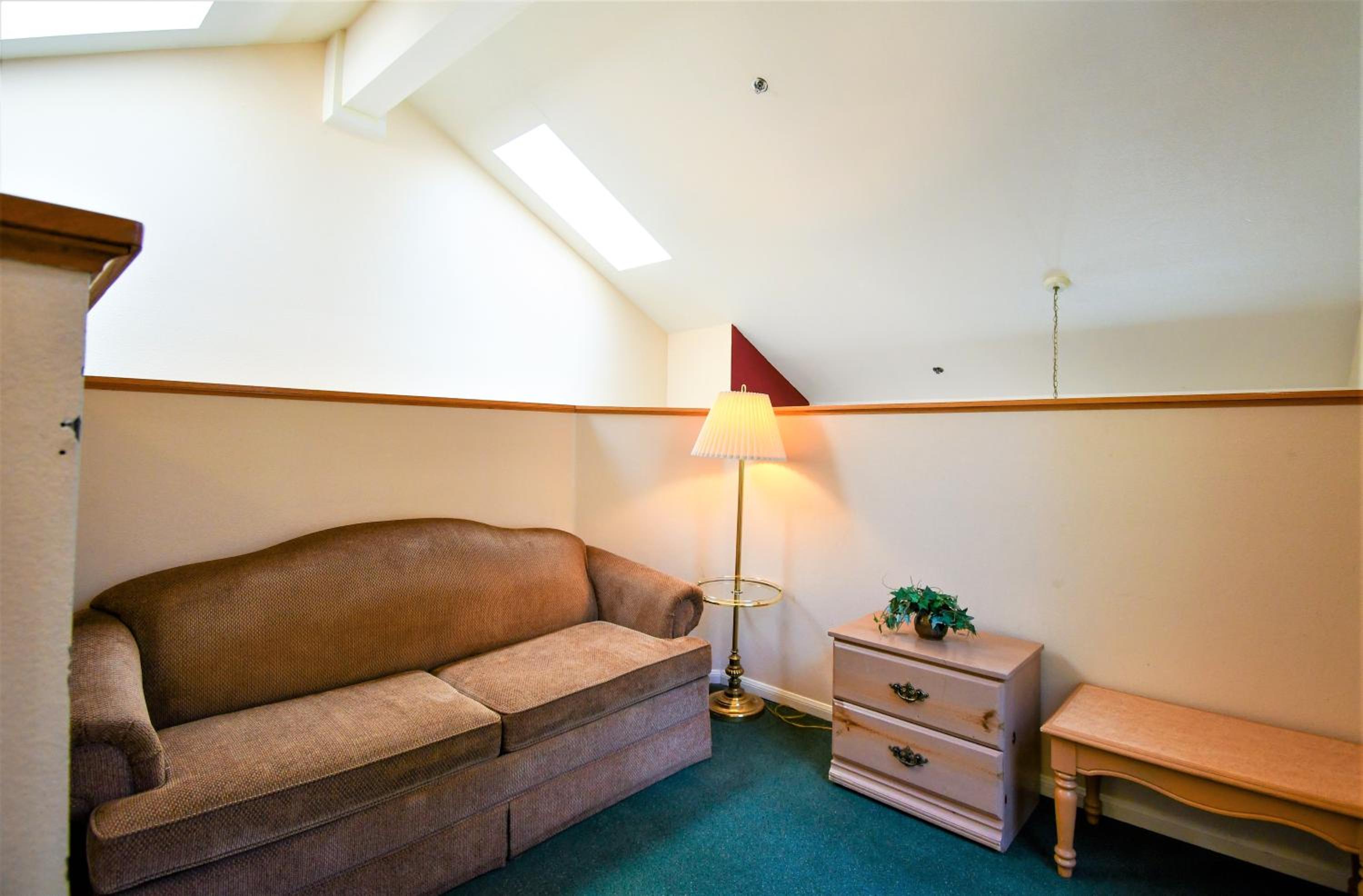 Family Room With Balcony photo 3