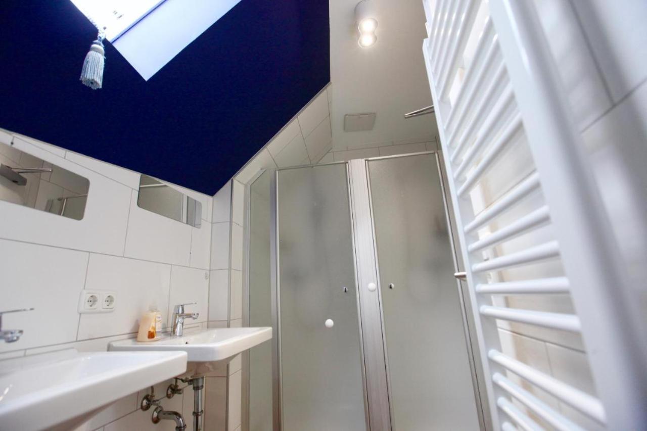 Queen Room with Shared Bathroom photo 3
