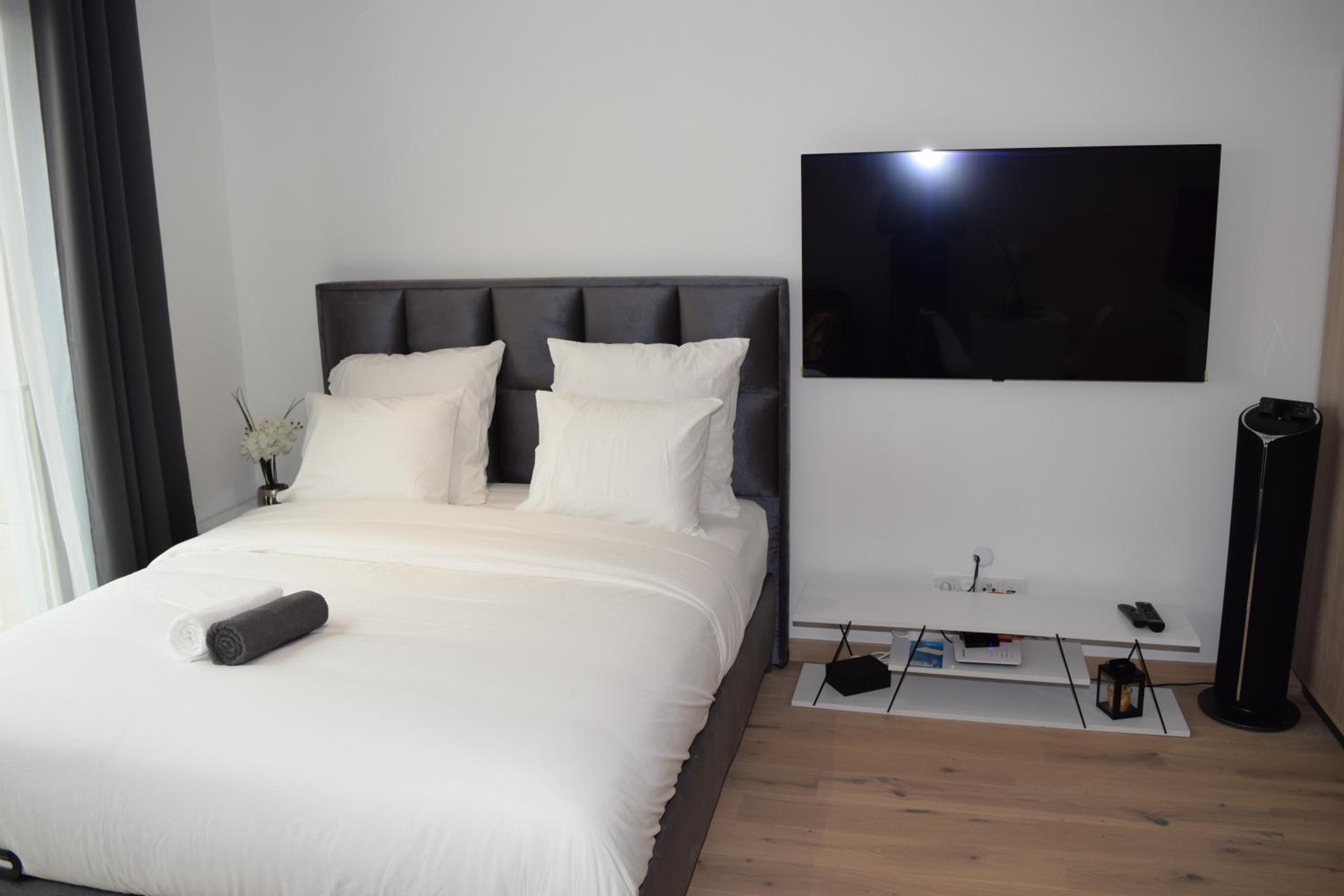 One-Bedroom Apartment photo 1