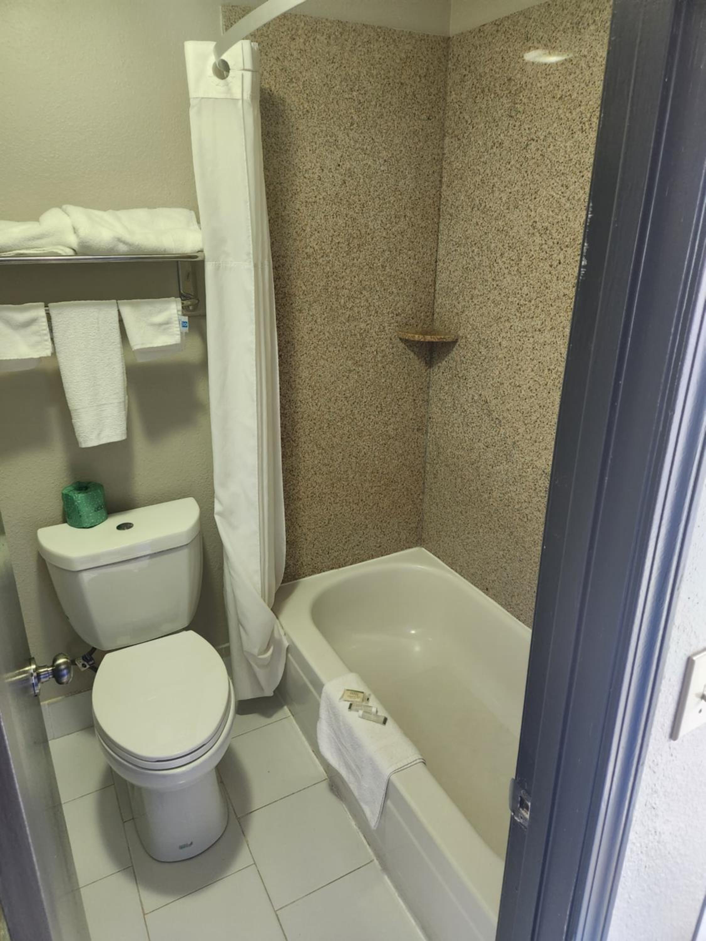 King Room - Non-Smoking - Photo 9