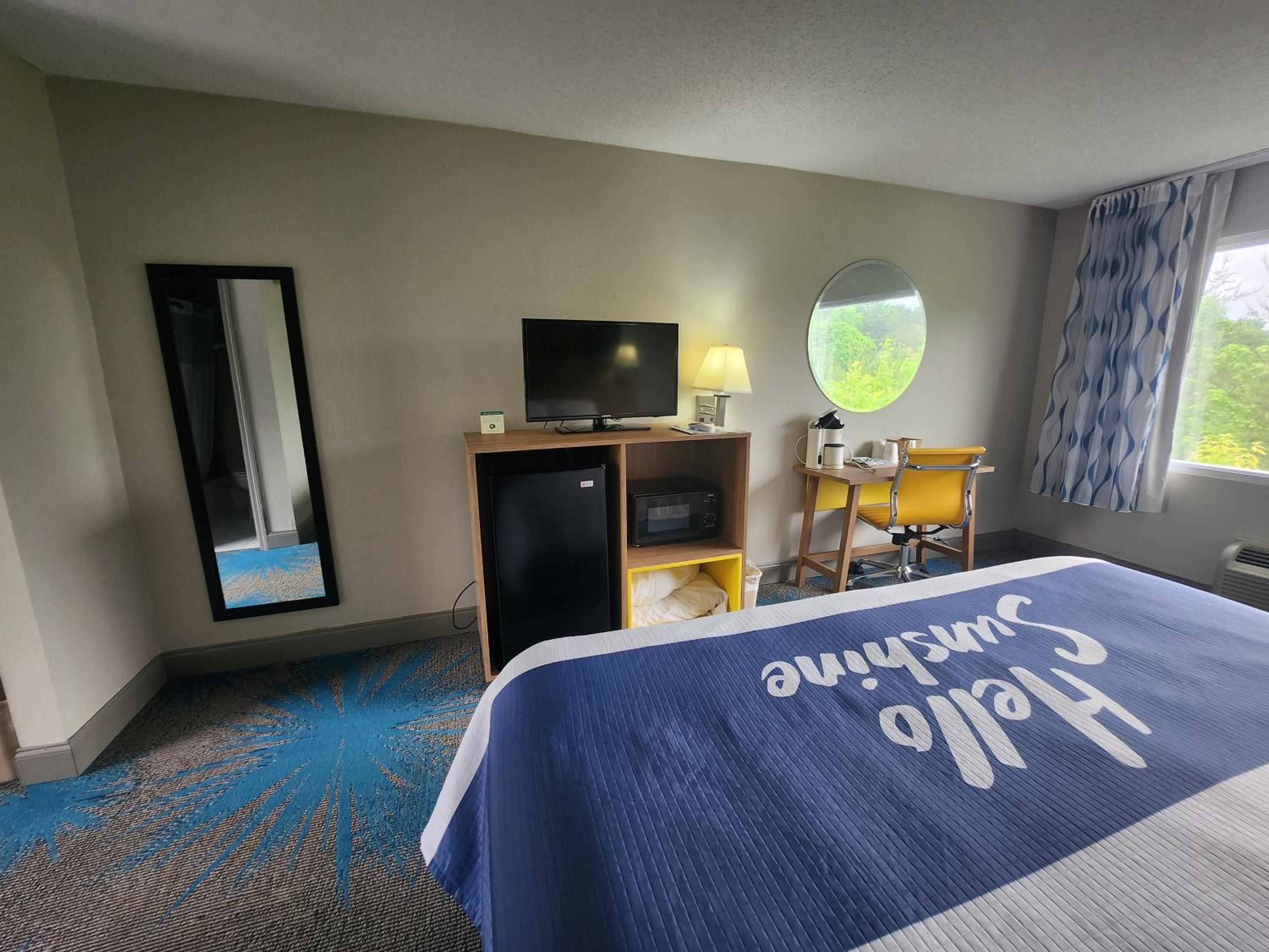 King Room - Non-Smoking - Photo 1