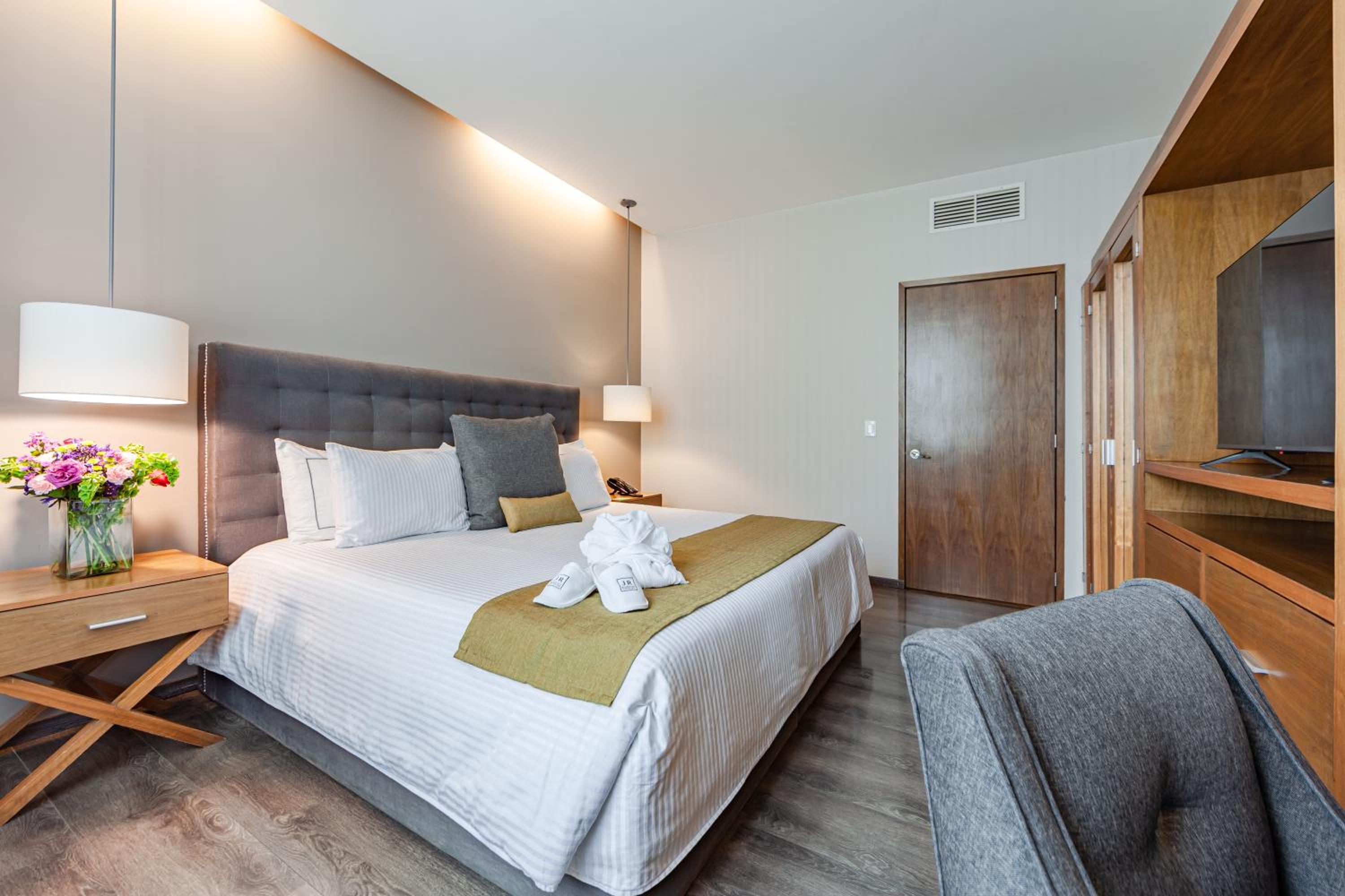 Superior Suite - Photo 13