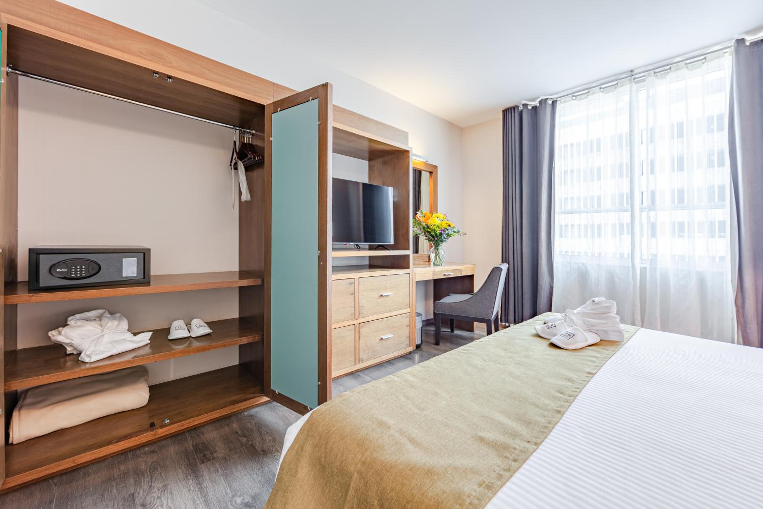 Superior Suite - Photo 14