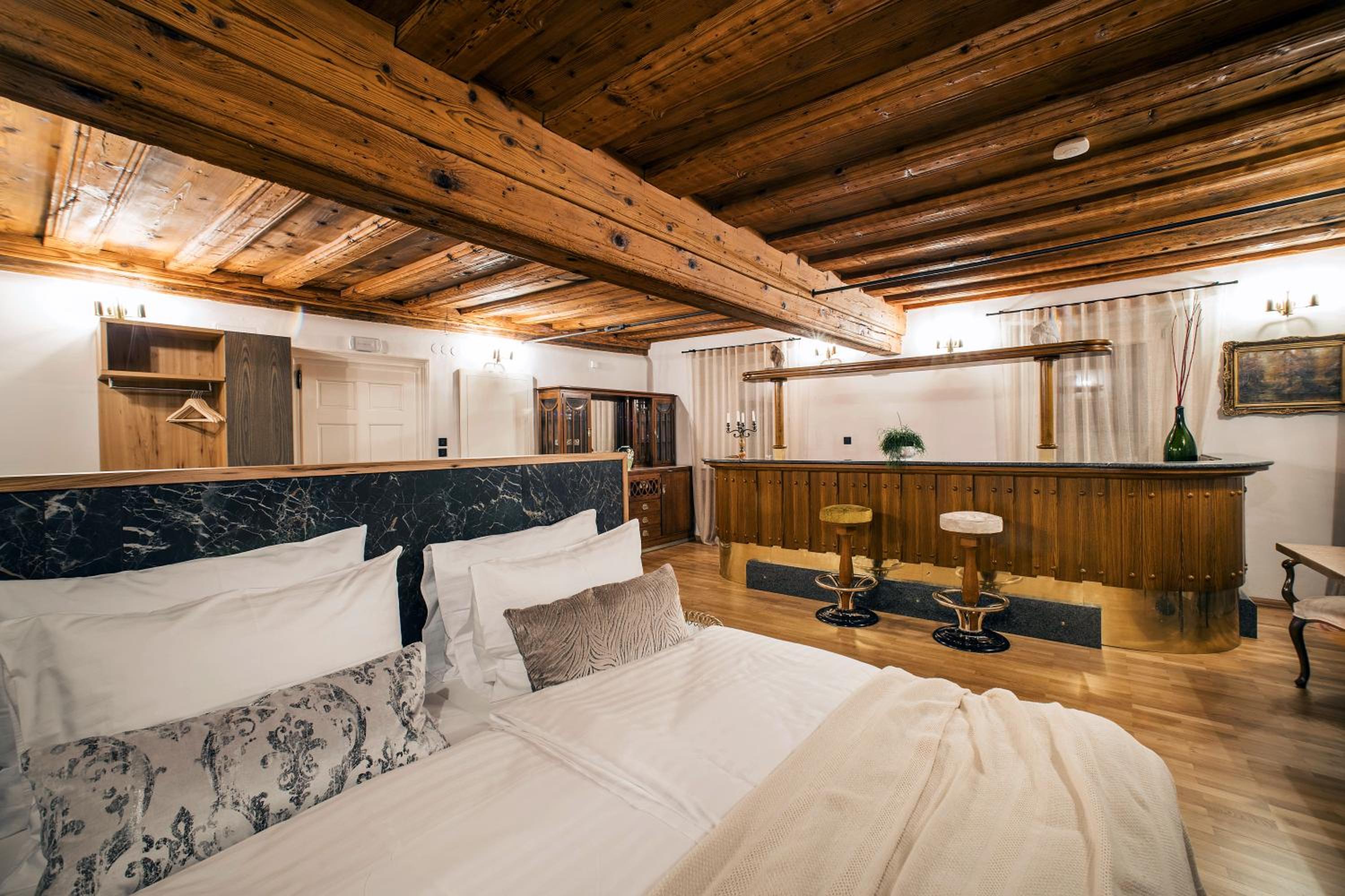 Suite - Photo 3