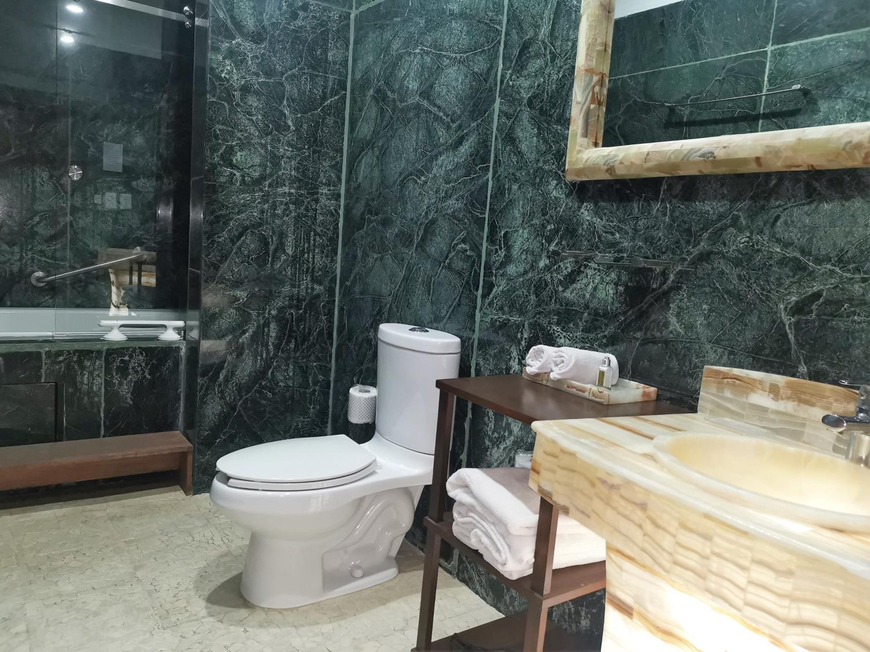 Superior King Suite - Photo 3