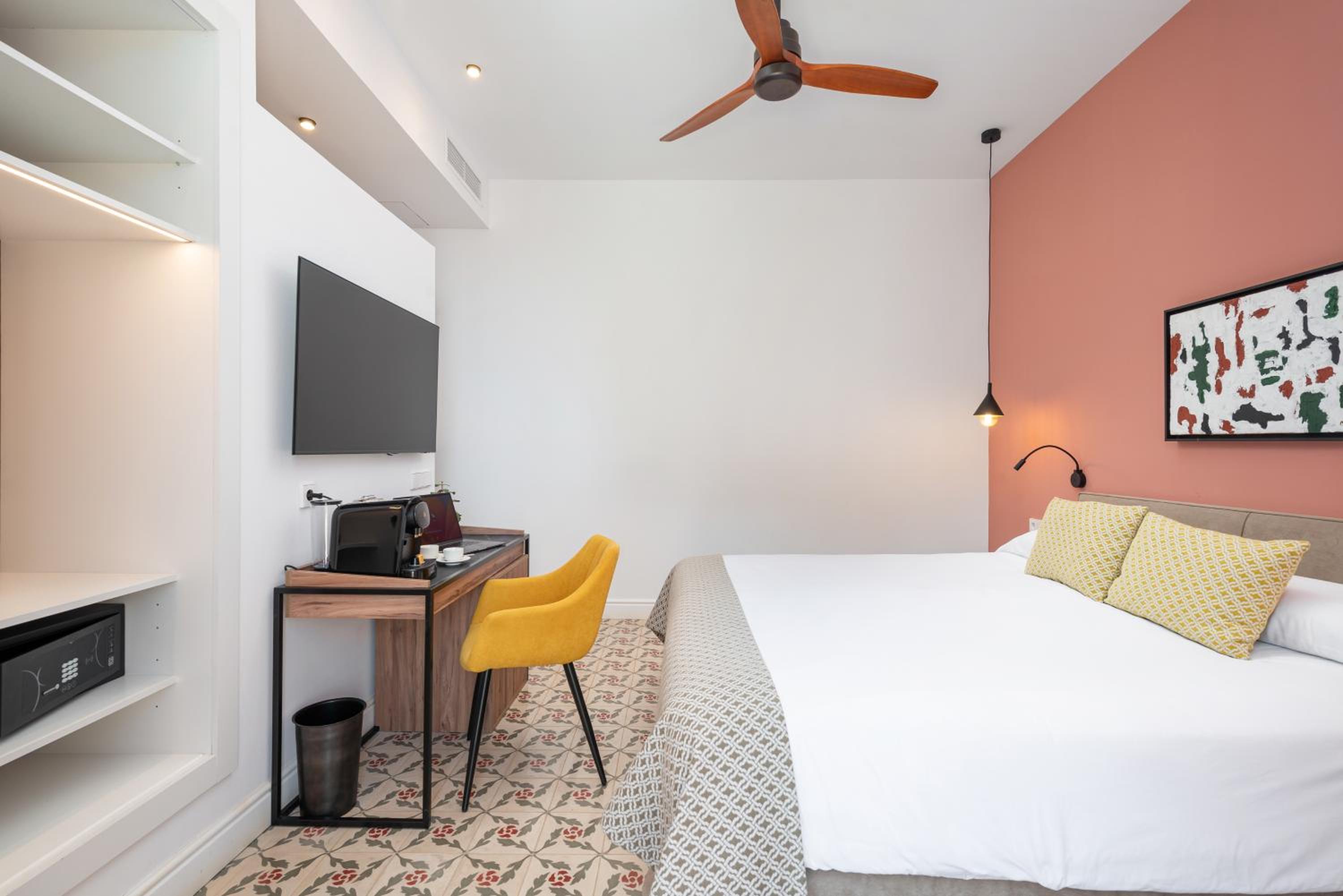 Superior Double Room with Terrace thumbnail 6