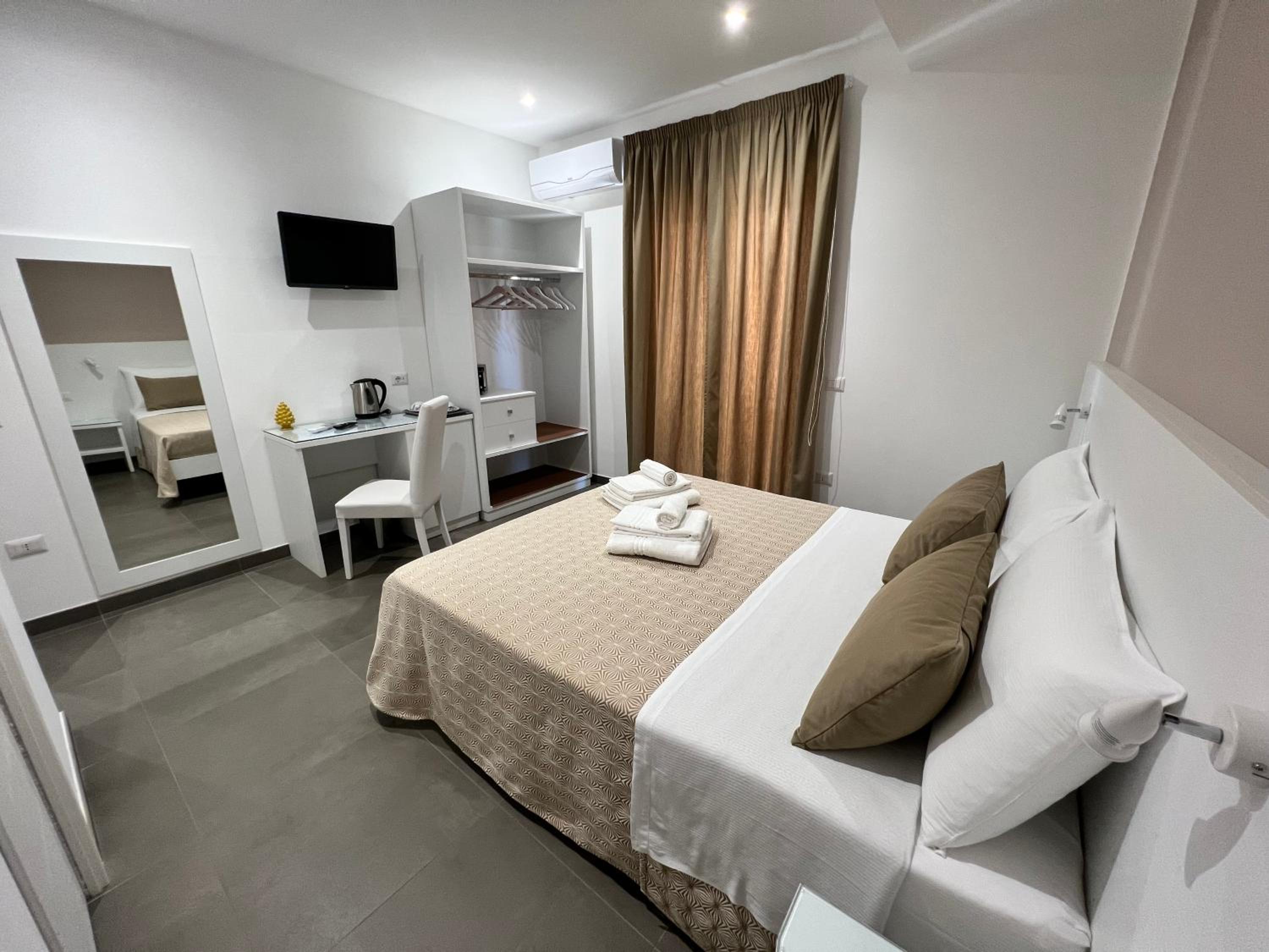 Deluxe Double Room with Balcony photo 3