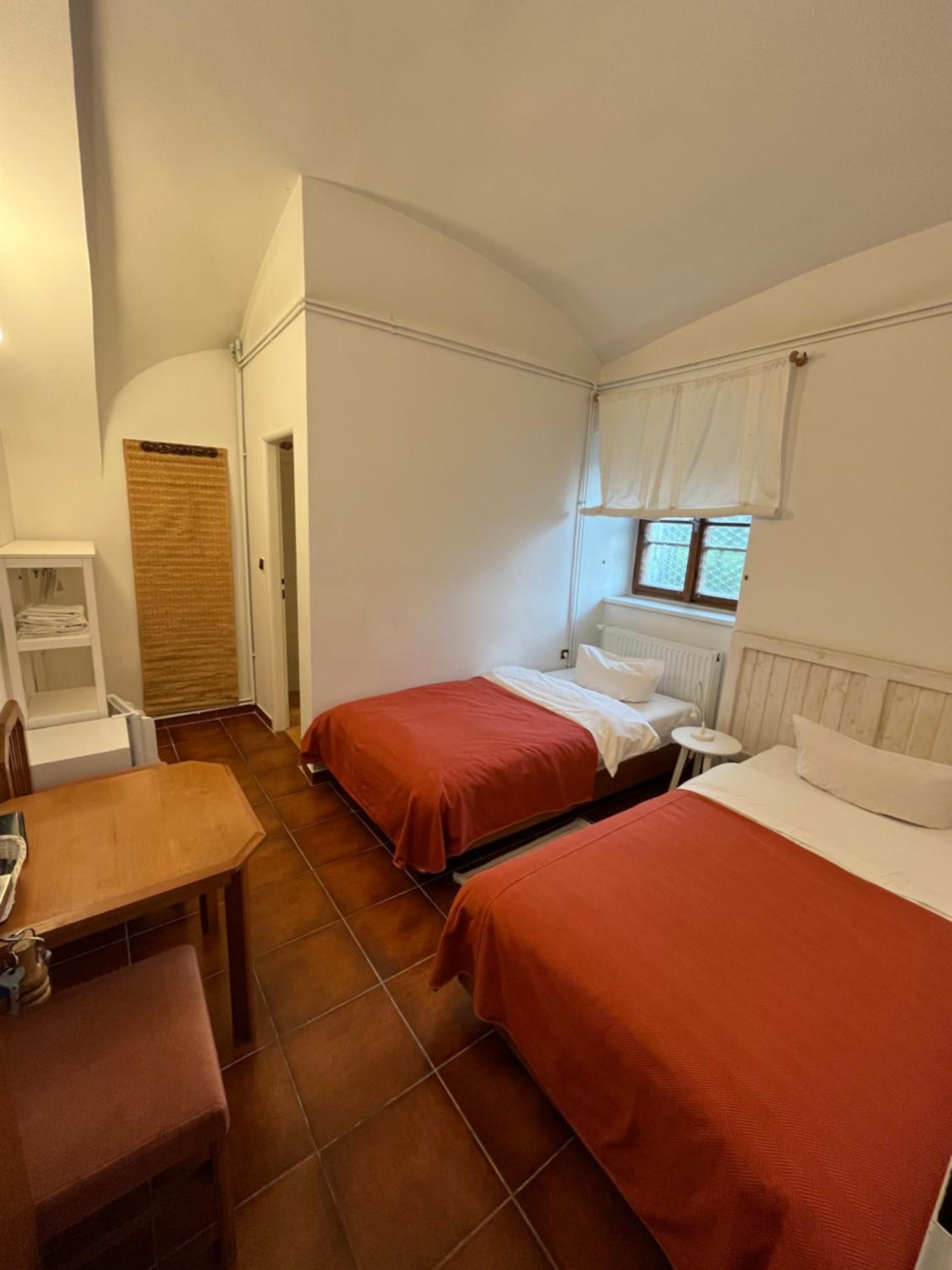Economy Twin Room photo 1