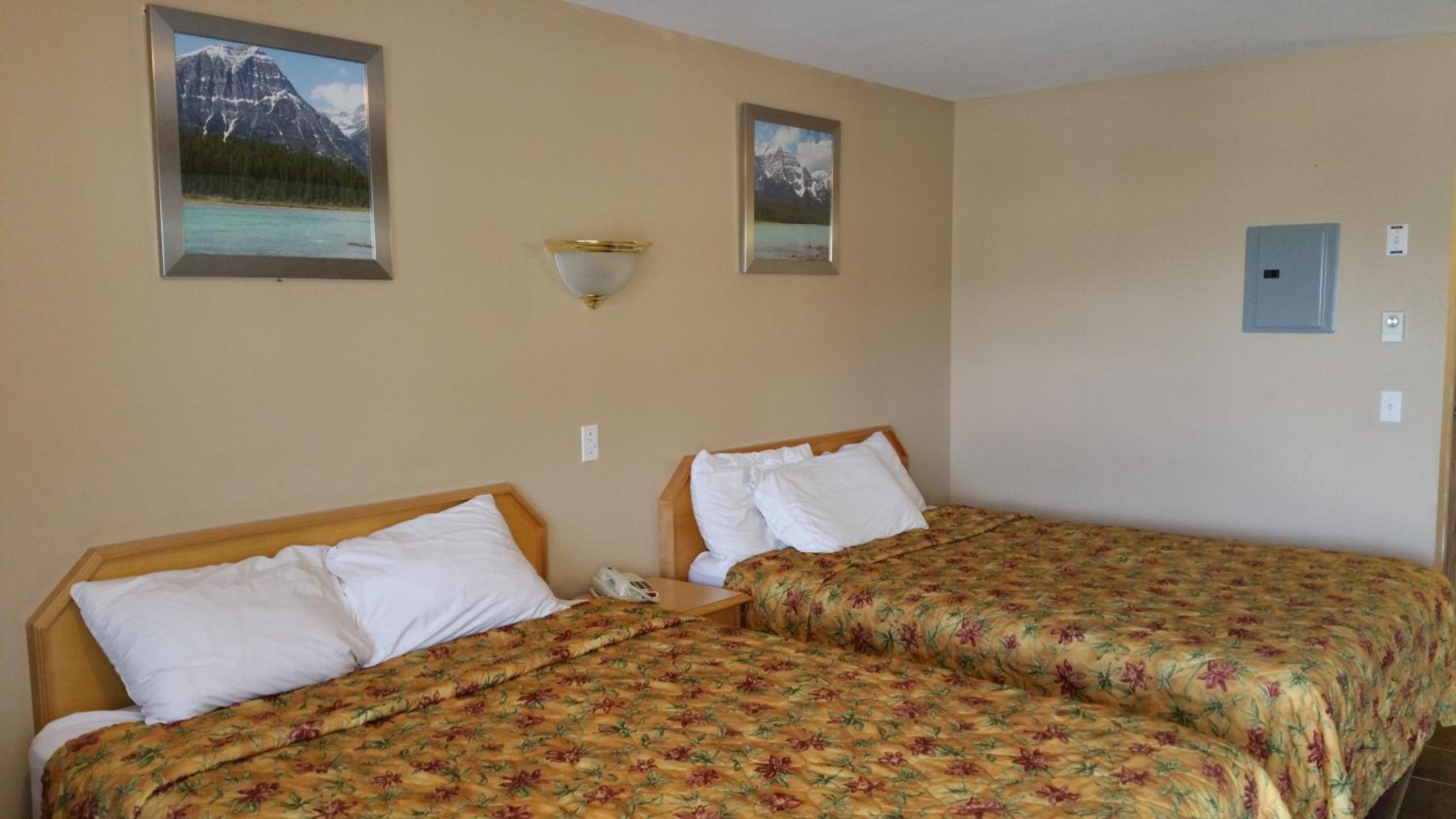 Queen Room with Two Queen Beds - Photo 8