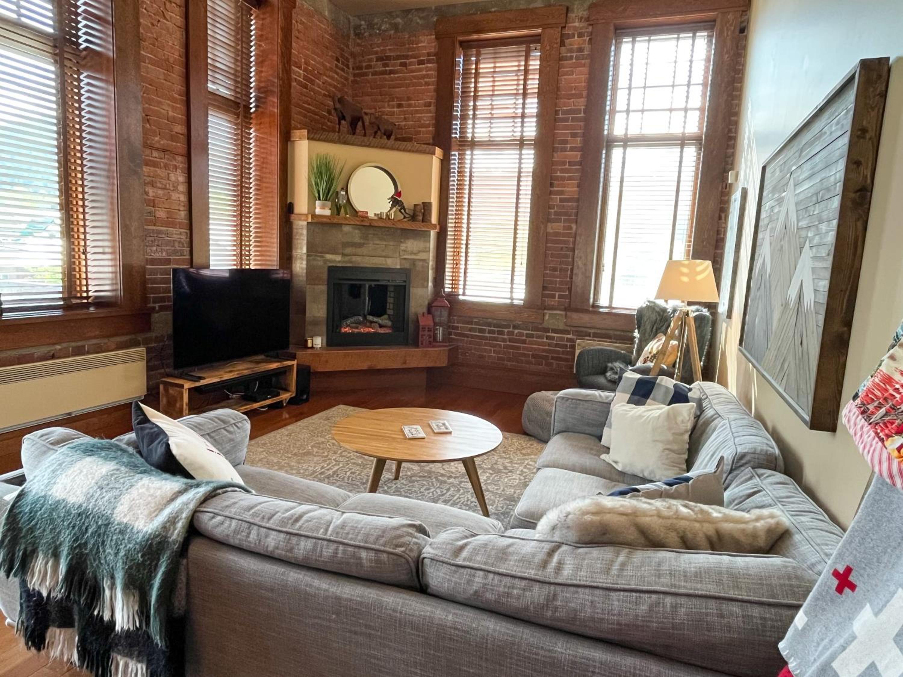 Three-Bedroom Apartment with Balcony photo 3