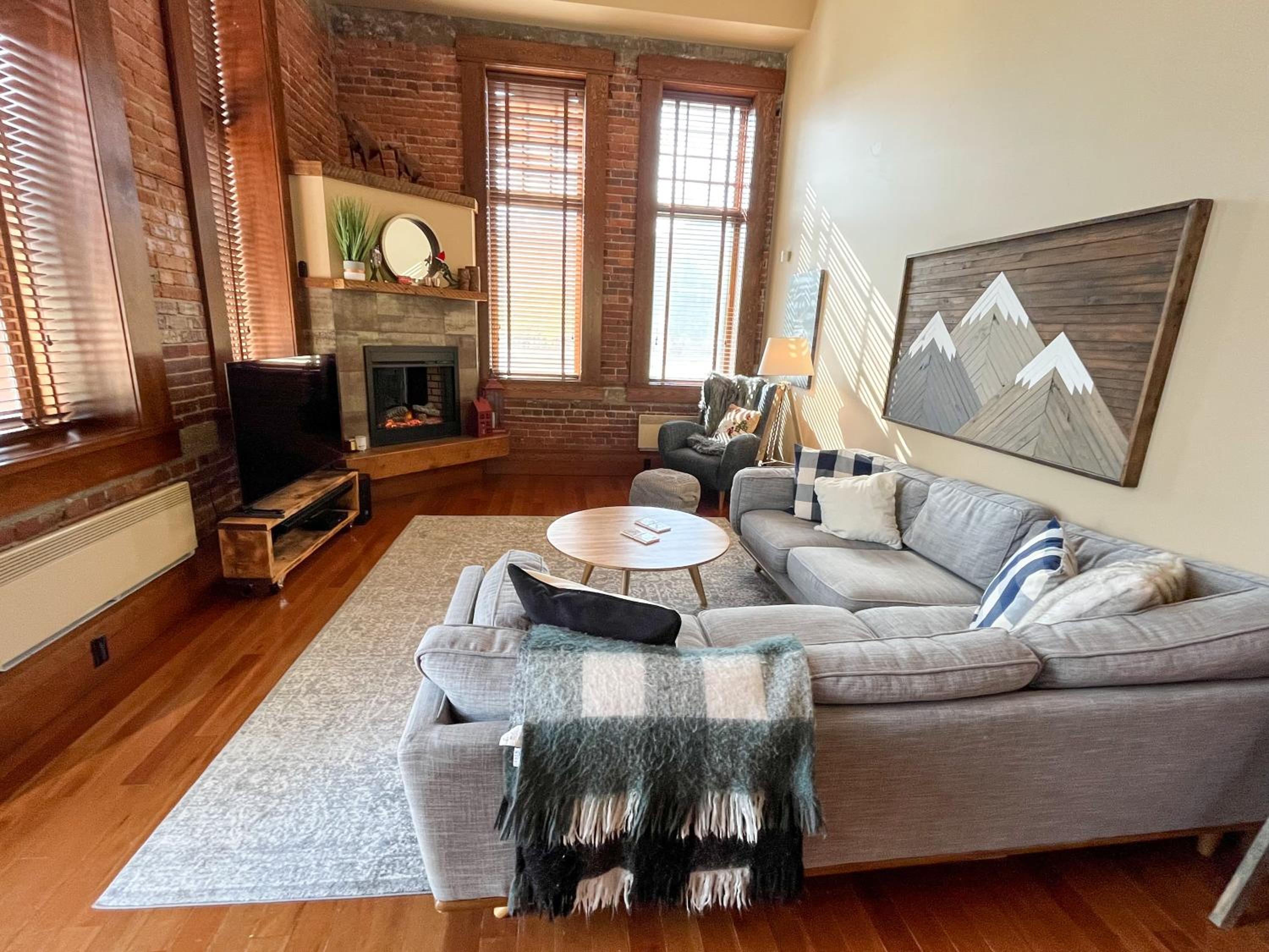 Three-Bedroom Apartment with Balcony photo 1