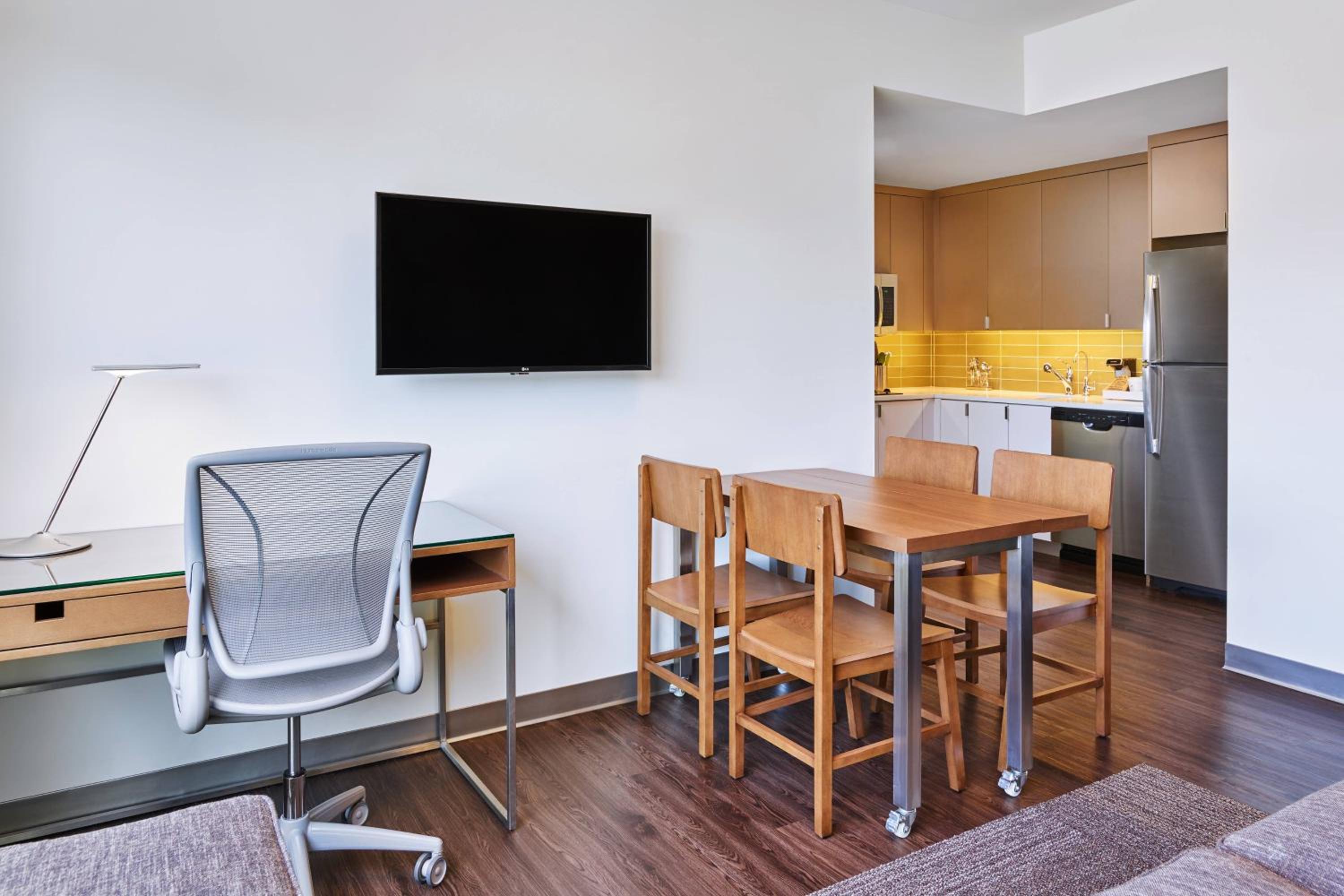 One-Bedroom Executive Corner King Suite with Sofa Bed photo 2
