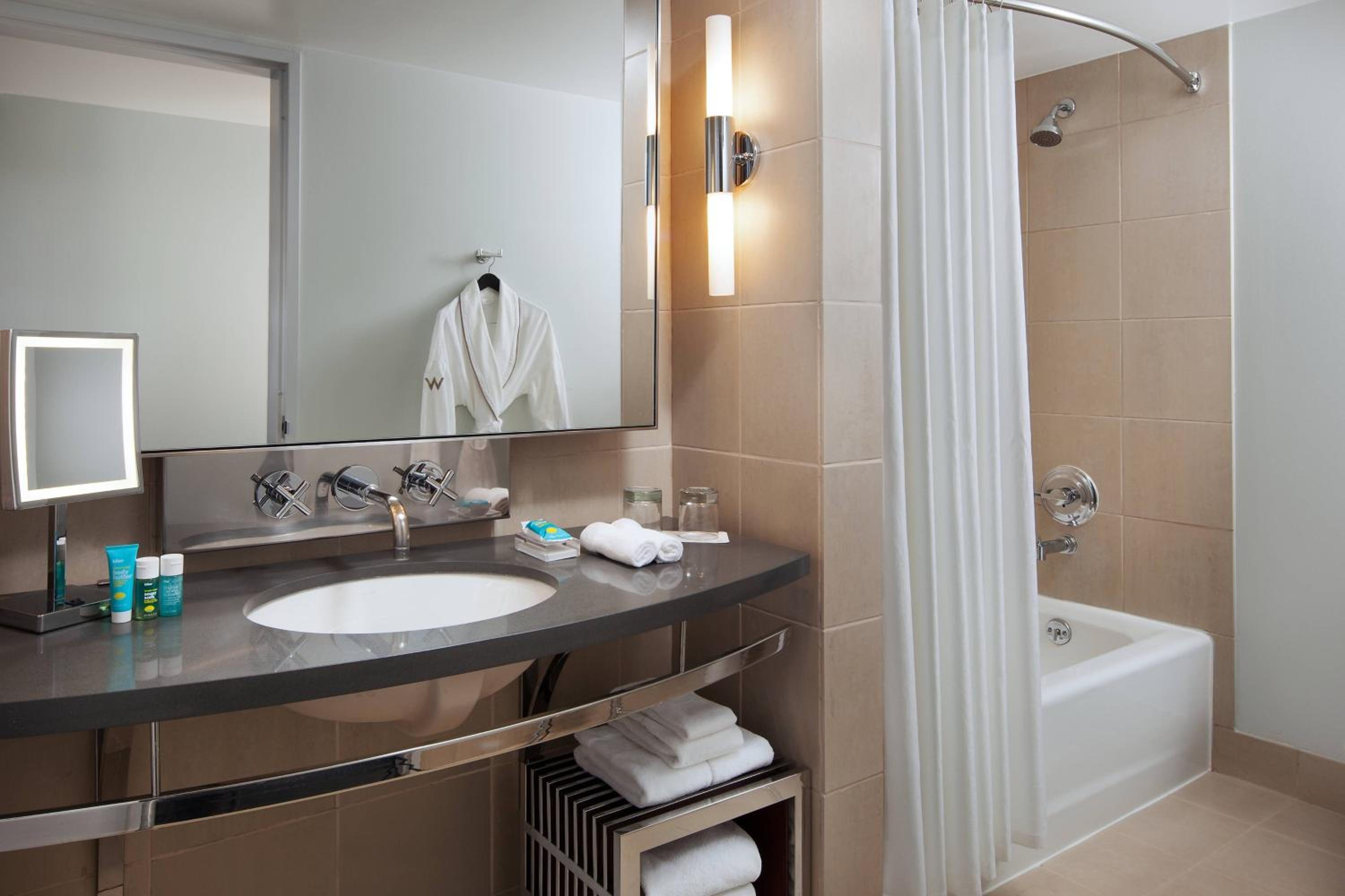 Spectacular, Guest room, 1 King, City view, High floor - Photo 5
